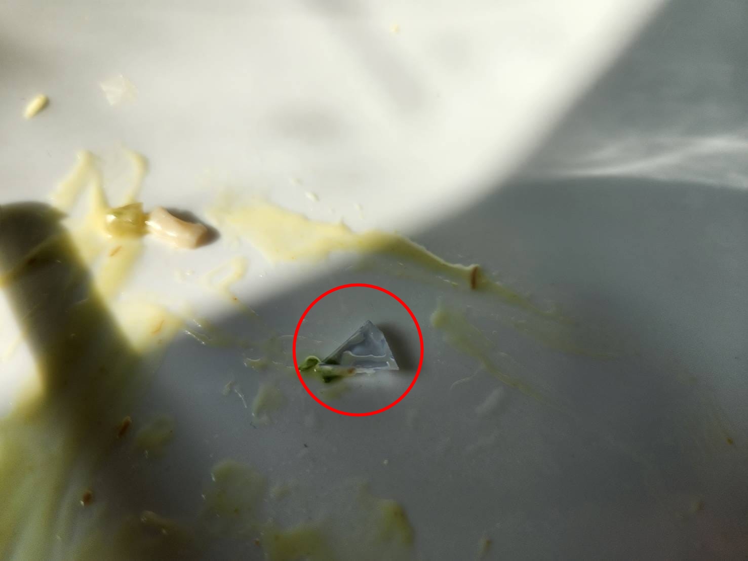 網友認為異物有像5元硬幣的厚度,且3個角都是尖銳的,看起來像是壓克力碎裂的碎片。(翻攝自臉書社團Costco好市多 商品經驗老實說)