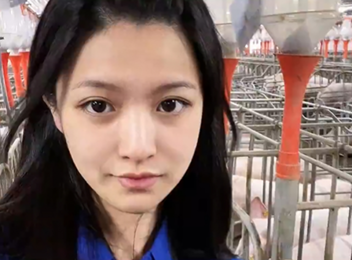 正妹每天遇「鹹豬手豬哥」好快樂！她真的是養豬場員工，年薪曝光讓人驚。（翻自《巴士的報》）