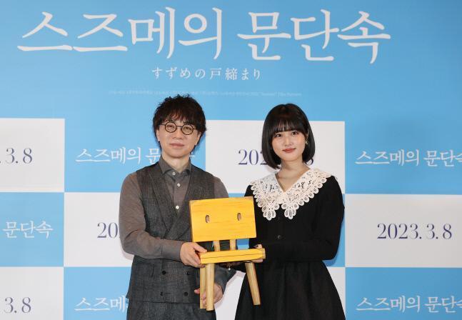 新海誠(左)與原菜乃華帶著片中的斷腳椅在韓國為《鈴芽之旅》宣傳。(翻攝自首爾體育)