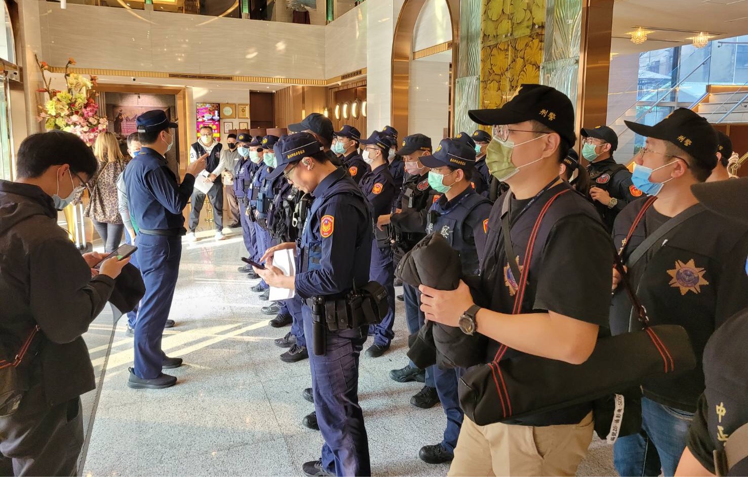 北市警方派遣上百名警方到場部署，遏止黑幫氣焰。（翻攝畫面）