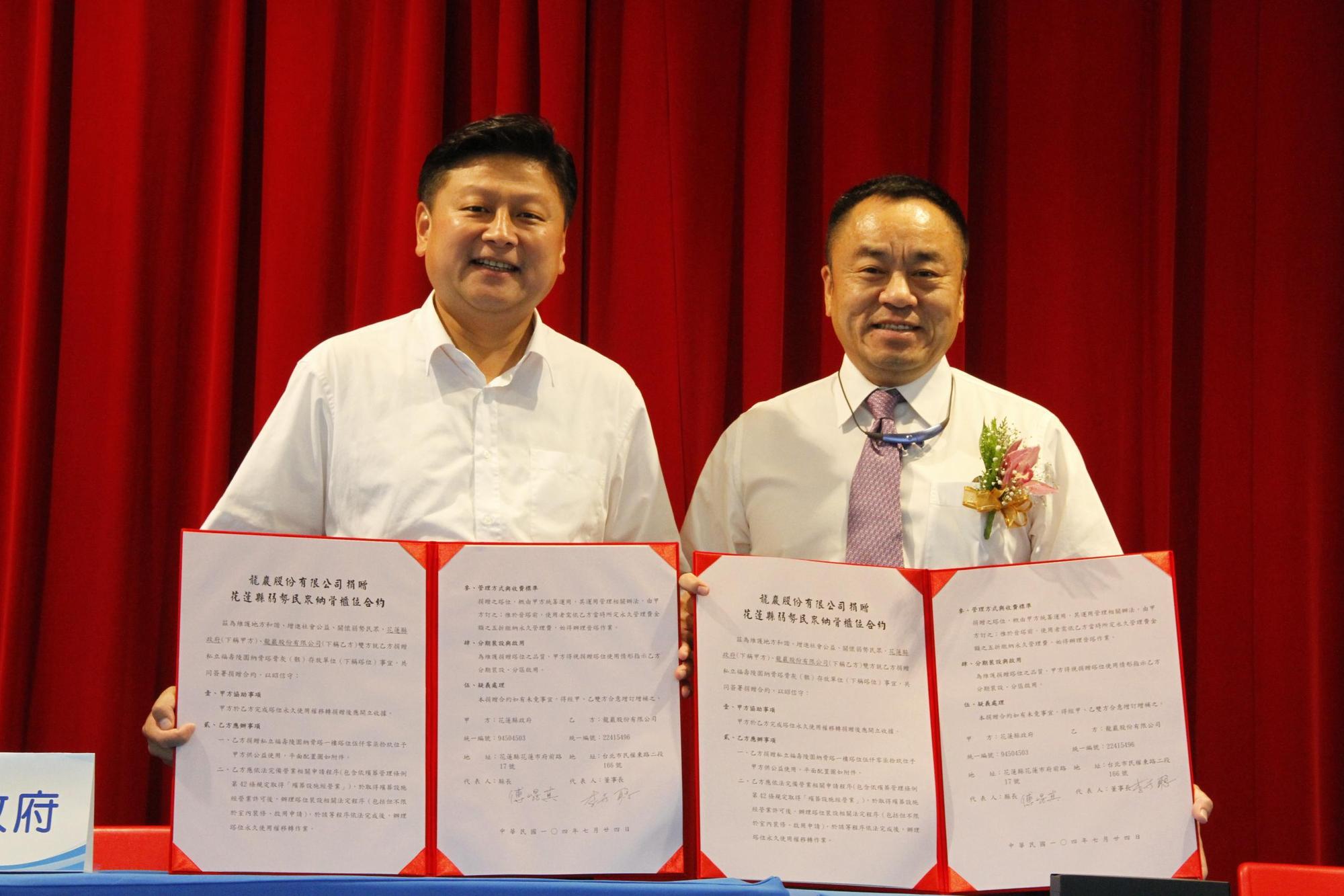 龍巖總裁李世聰(右)是傳奇企業家,一手打造殯葬王國,還曾躋身富比士富豪排名。(本刊資料照)