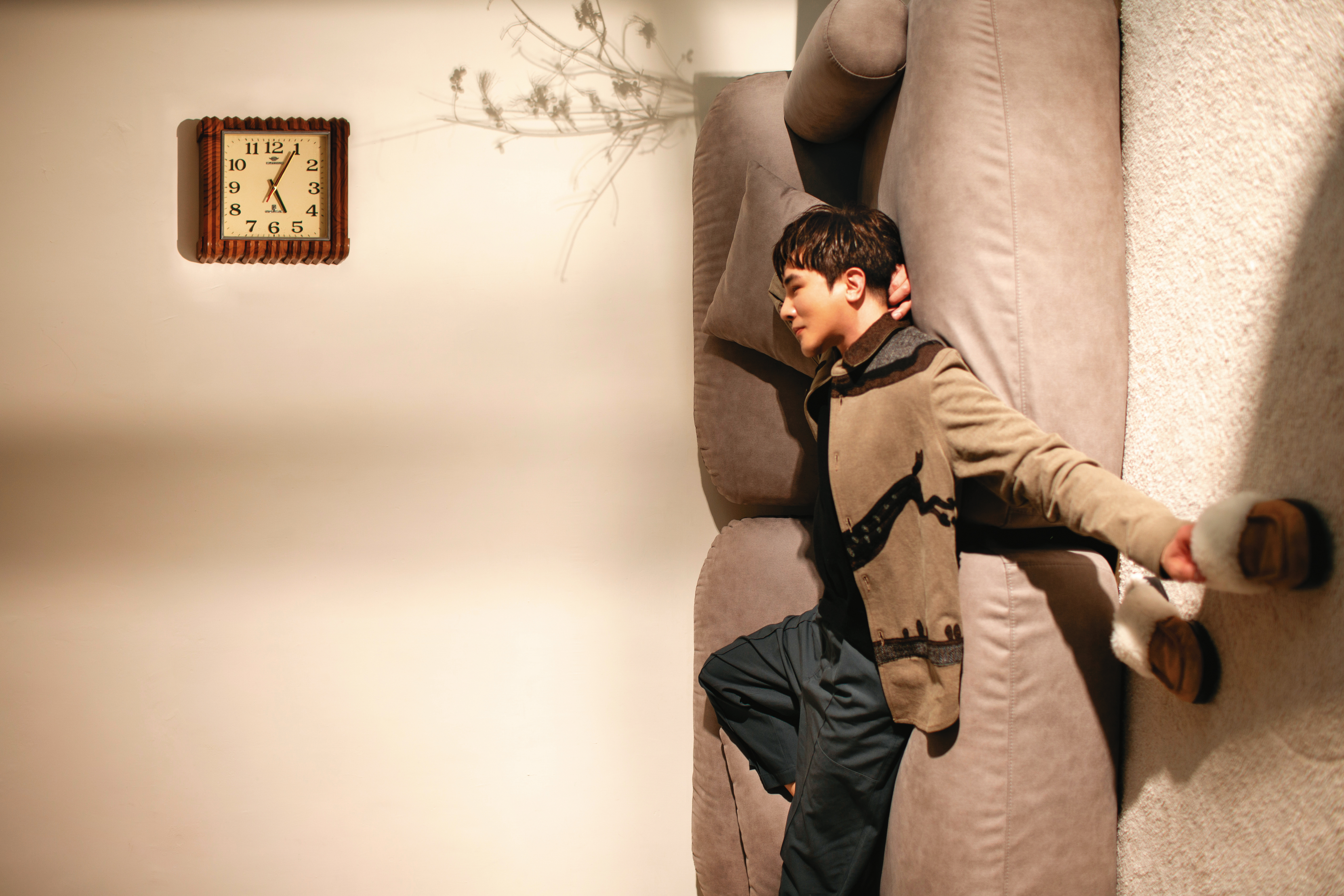 謝佳見處在一個前所未有的自在的狀態，有時候都想替他捏把冷汗，擔心他忘記自己是藝人了。