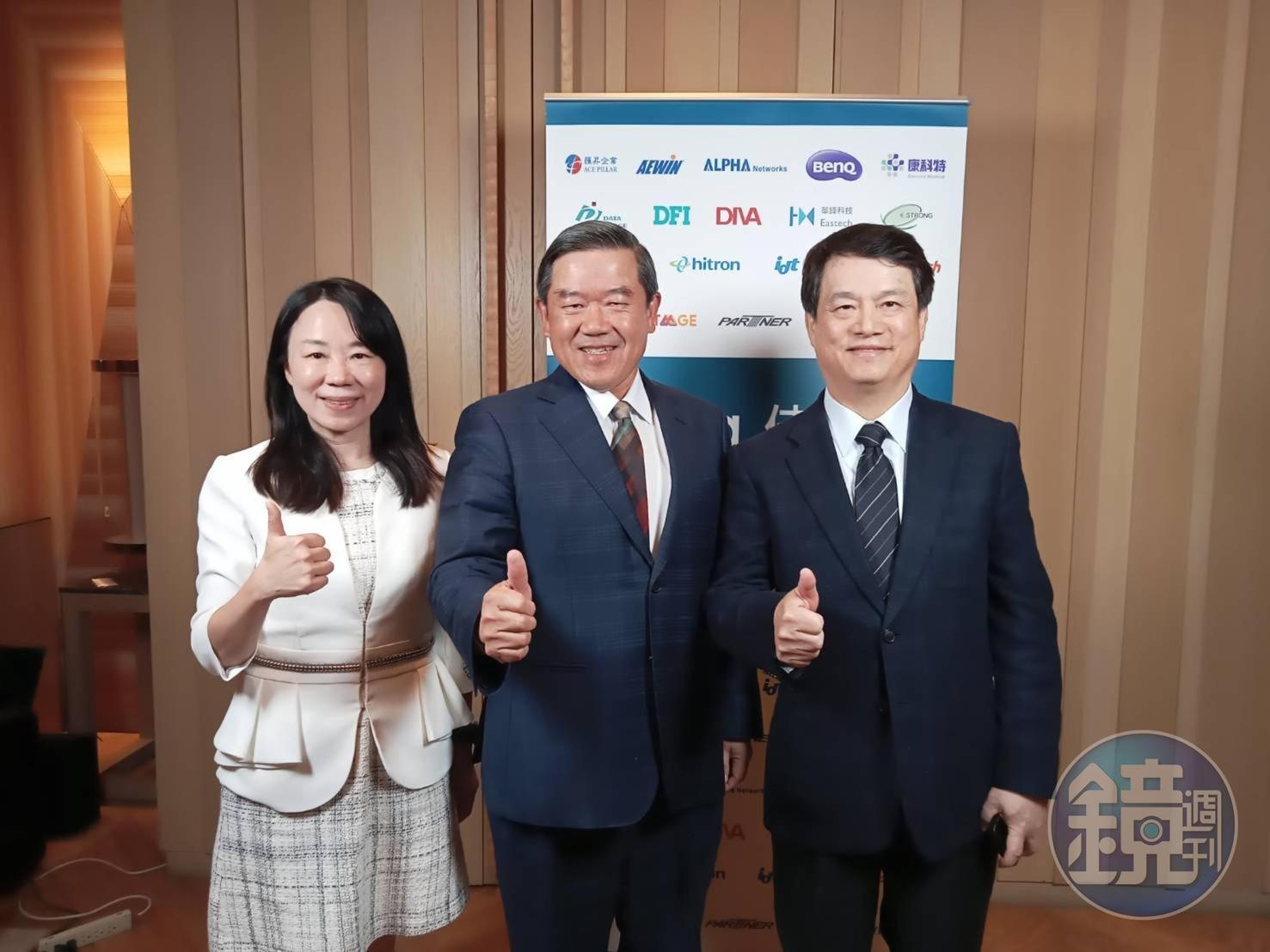 佳世達董事長陳其宏(中)強調,集團大艦隊成員會持續加入,其中,低軌衛星也是公司在注意的方向。