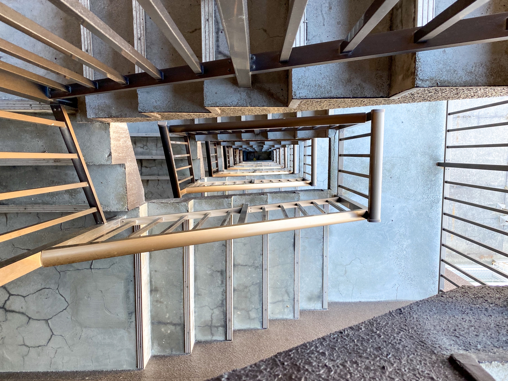 中國四川有送貨員分享奇特的接單經歷，竟有顧客家中老人過世，要求外送員協助從6樓背遺體下樓。（示意圖，photoAC）