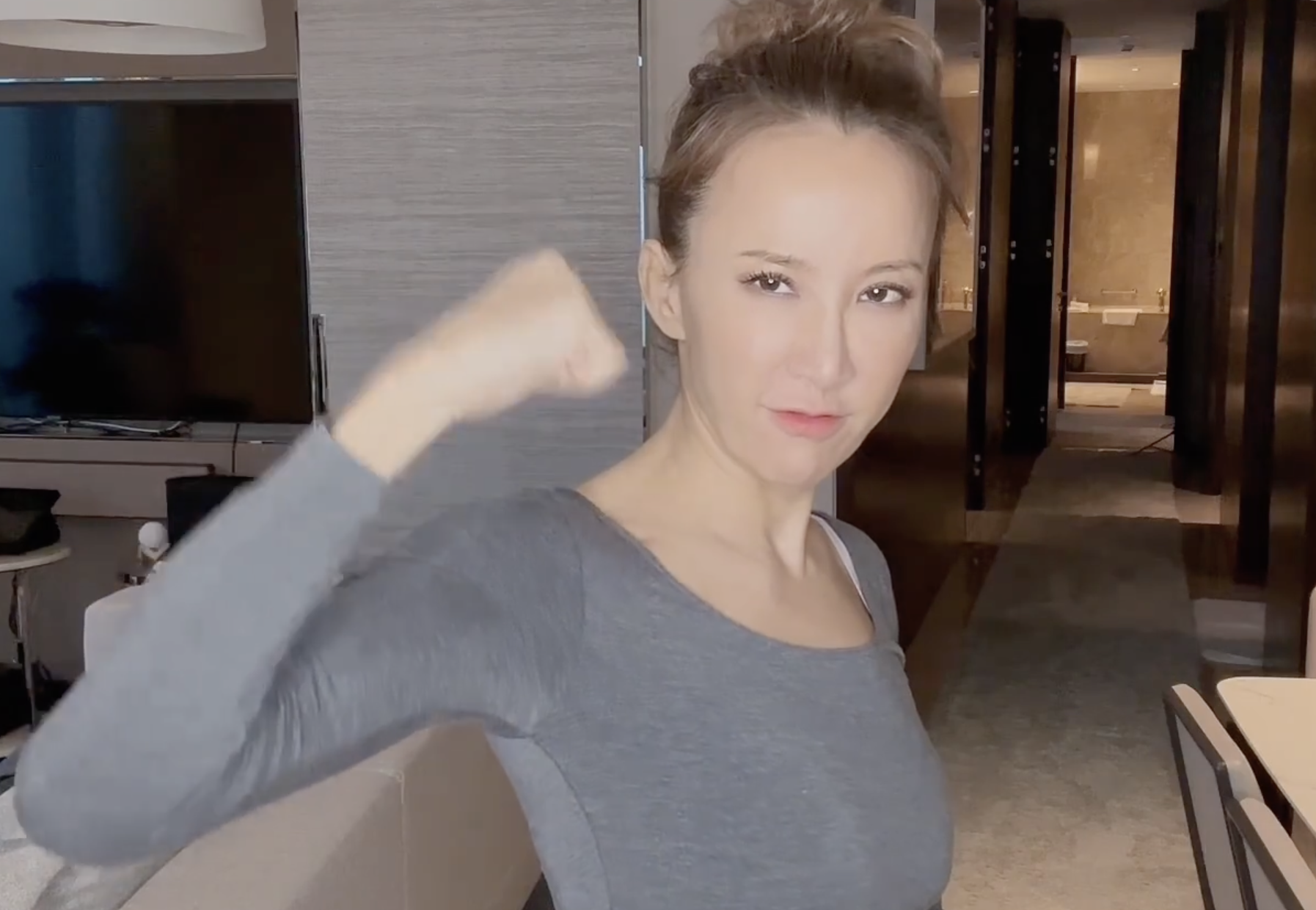 李玟術後重新學習走路，堅強態度讓粉絲心疼。（翻攝自李玟微博）