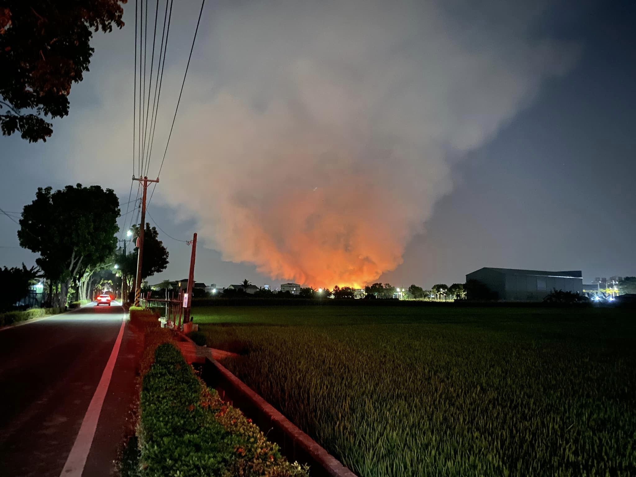 高雄大樹區鄰近中華路、瓦厝街一處空地草皮，不明原因起火。（翻攝自爆料公社）