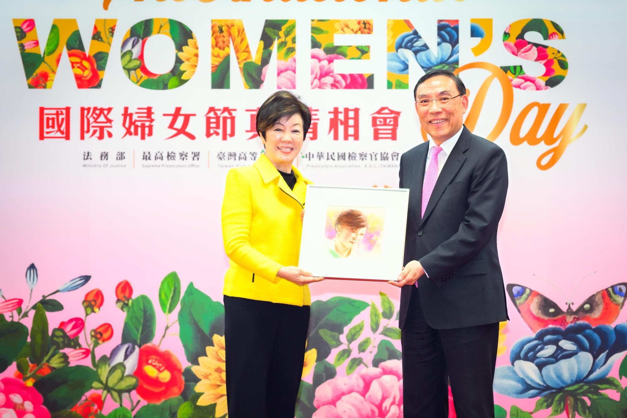 法務部部長蔡清祥感謝台積電慈善基金會董座張淑芬在演講中所分享人生智慧。(最高檢察署提供)