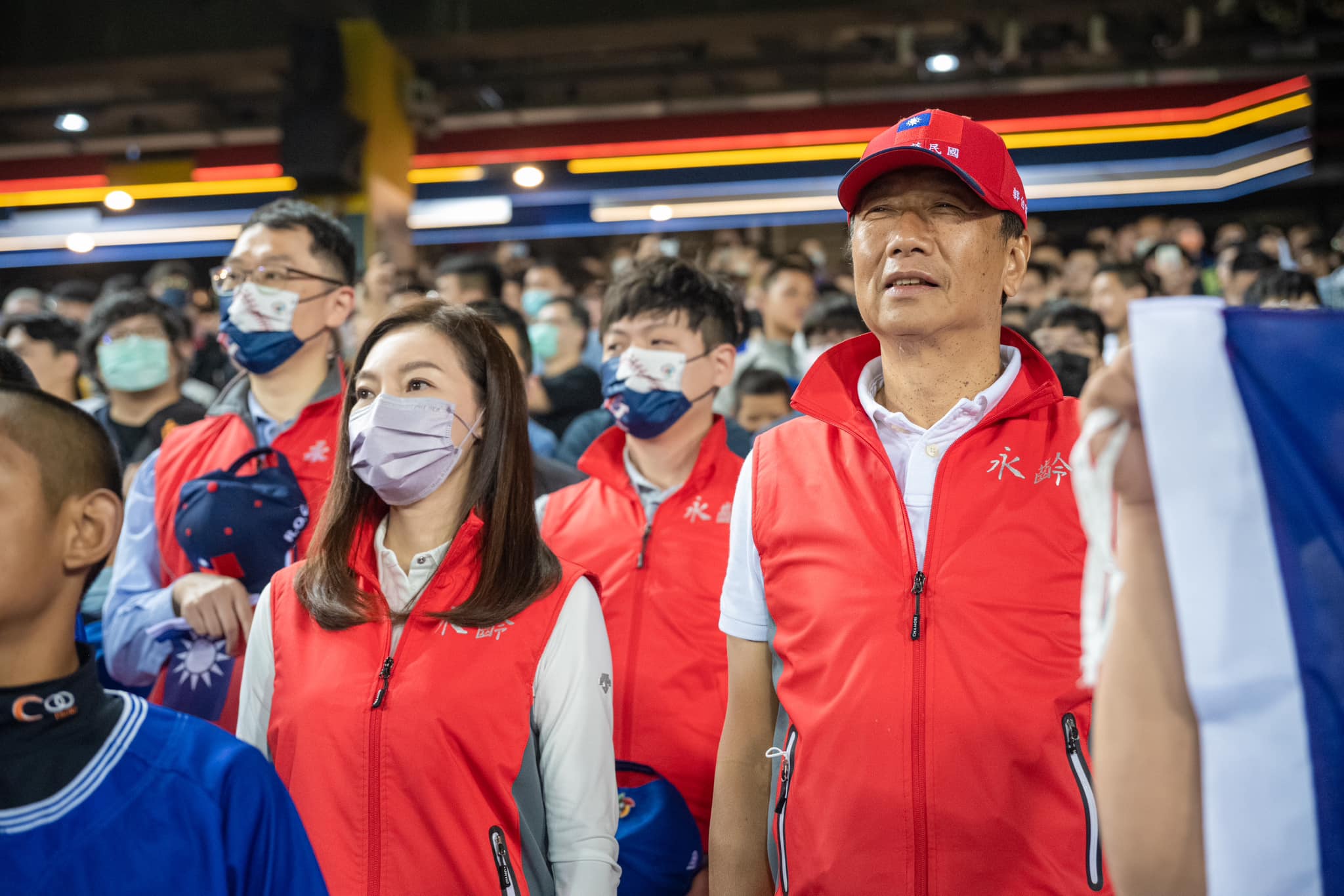 郭台銘和妻子曾馨瑩昨到場觀戰經典賽，替中華隊加油。（翻攝郭台銘臉書）