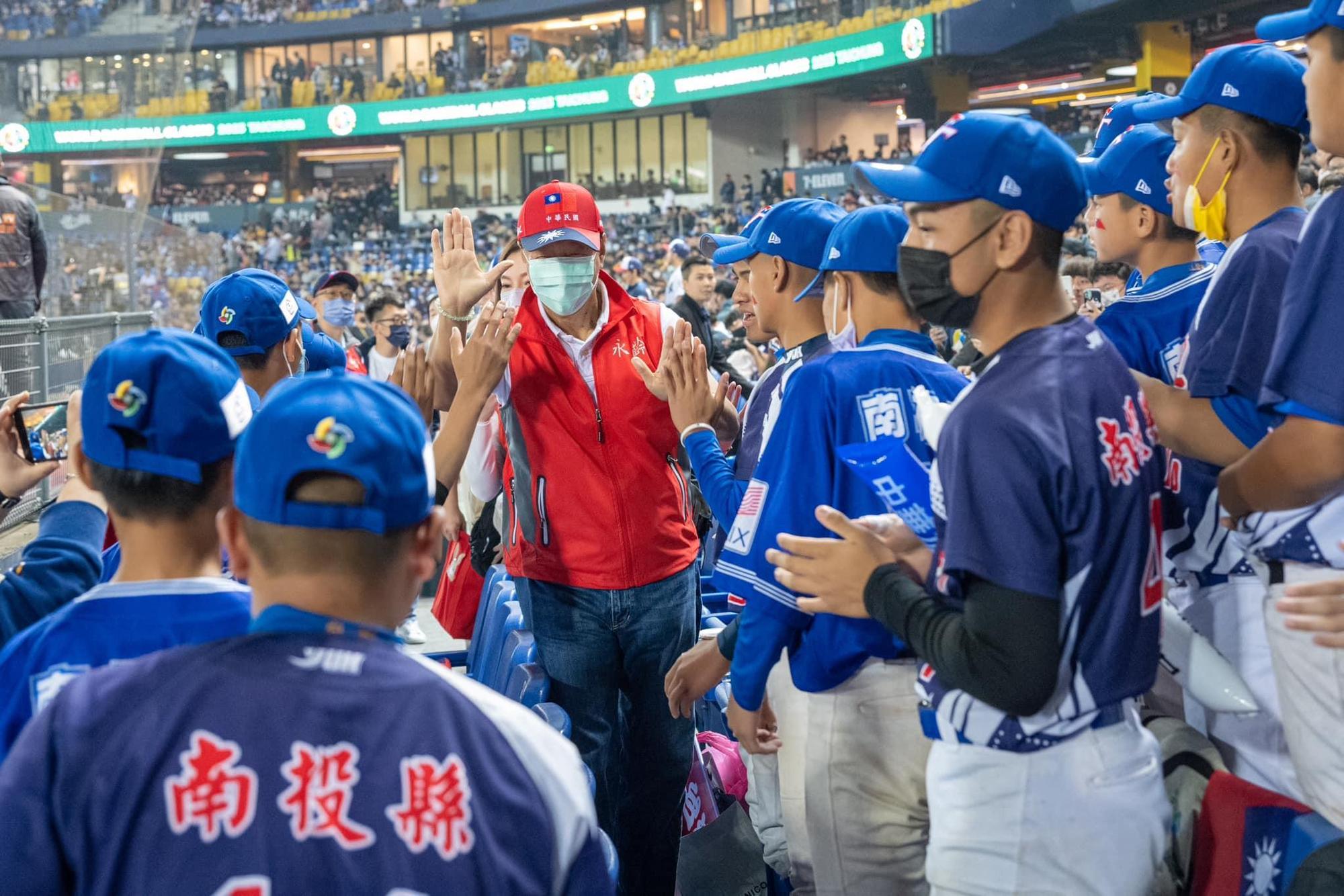 郭台銘與曾馨瑩與棒球校隊學生一起觀戰經典賽。（翻攝郭台銘臉書）