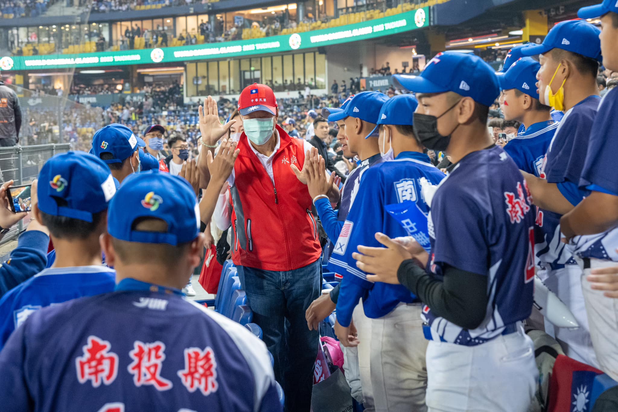 郭台銘與曾馨瑩與棒球校隊學生一起觀戰經典賽。（翻攝郭台銘臉書）