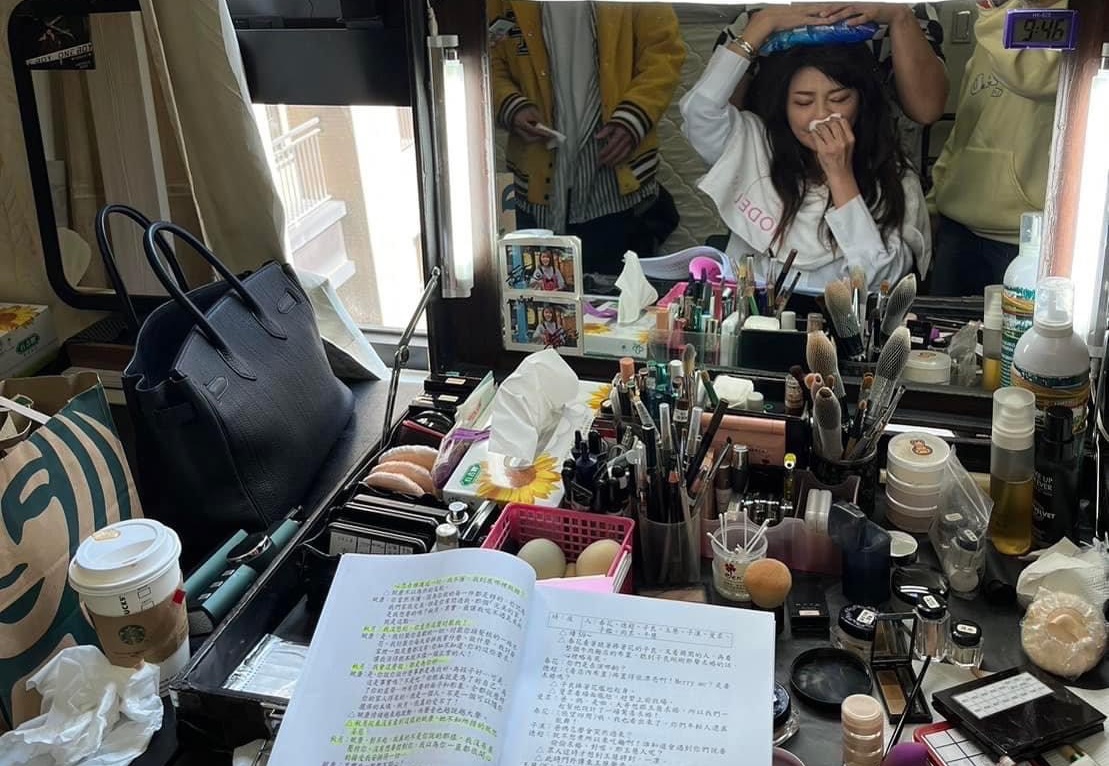 王彩樺冰敷時還一邊看劇本。（翻攝王彩樺臉書）