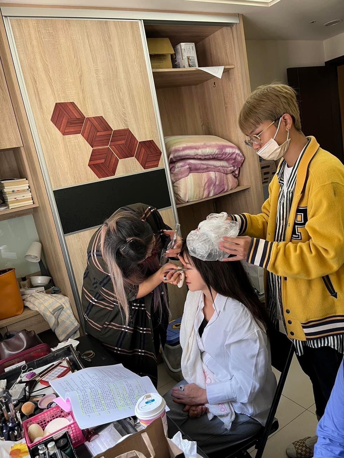 化妝時無法自己冰敷請工作人員幫忙代勞。(翻攝王彩樺臉書)