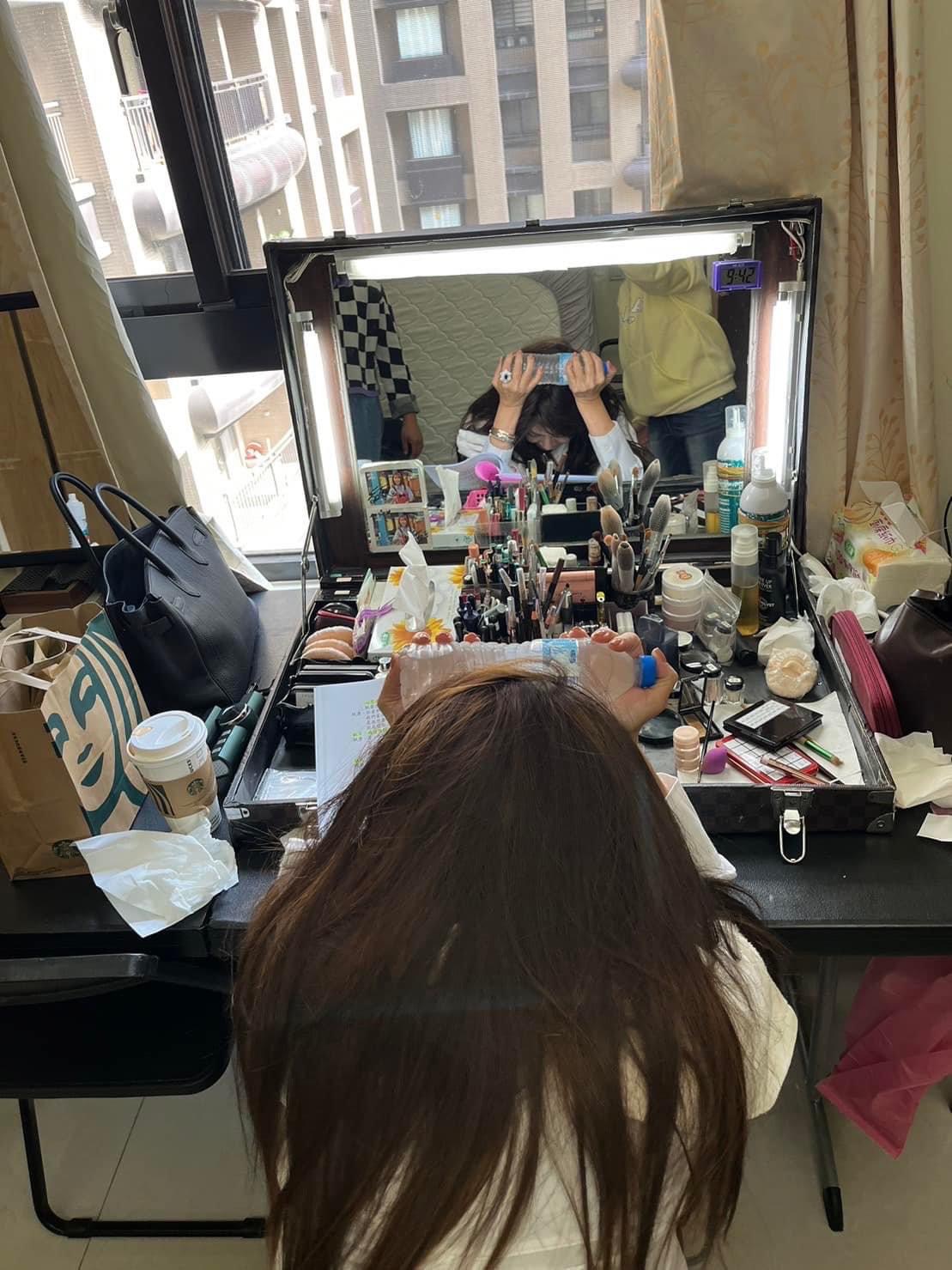 王彩樺被砸種當下痛到趕緊拿礦泉水簡單冰敷鎮定。（翻攝王彩樺臉書）