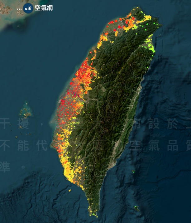 鄭明典分享西半部佈滿紅點的空氣監測圖,示警「顯著空氣汙染事件!」(翻攝自鄭明典臉書)