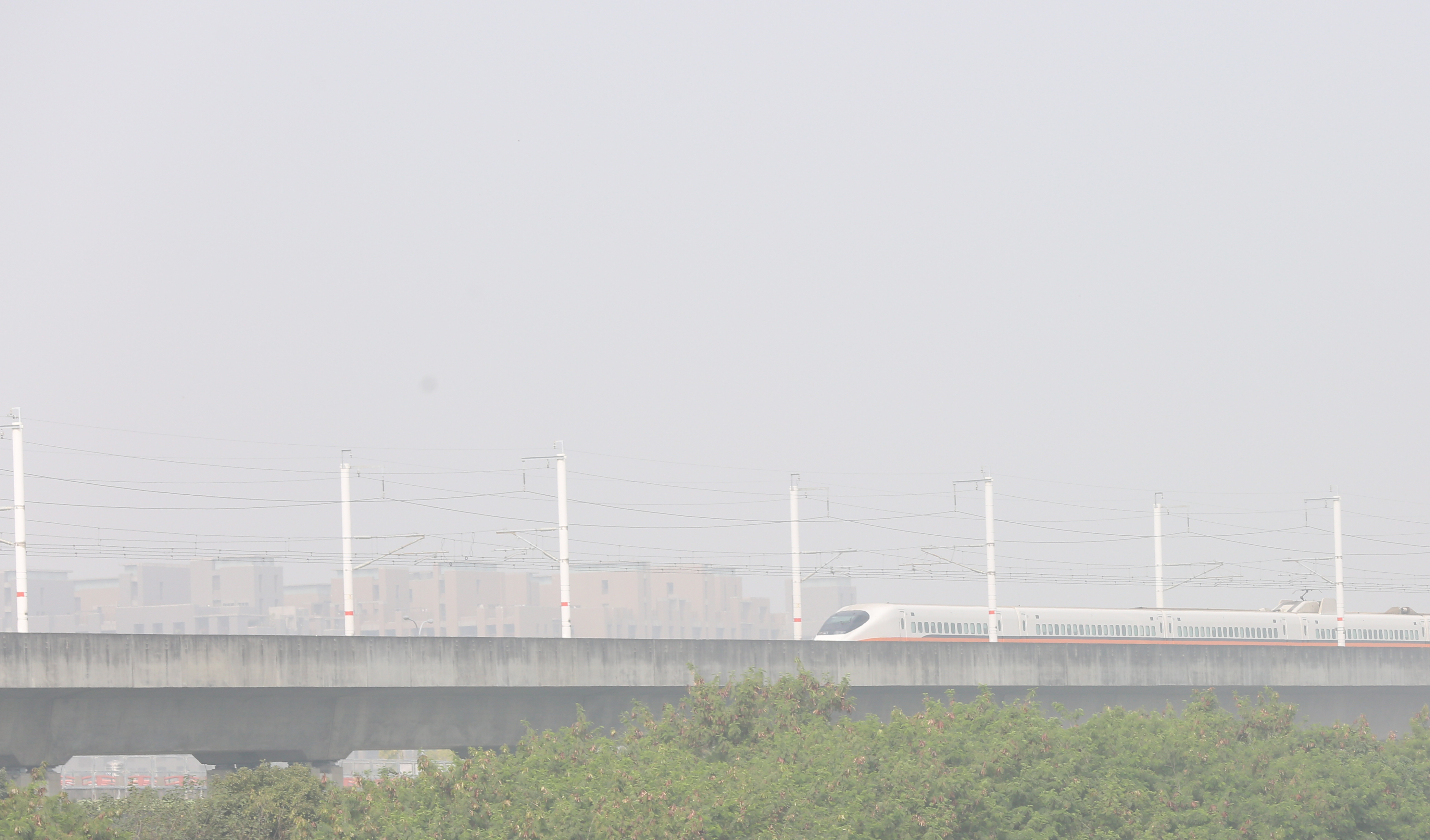 環保署空品提醒指出，北部、中部、雲嘉南、金門地區空品達紅色警示，所有族群應減少在戶外活動。（本刊資料照）