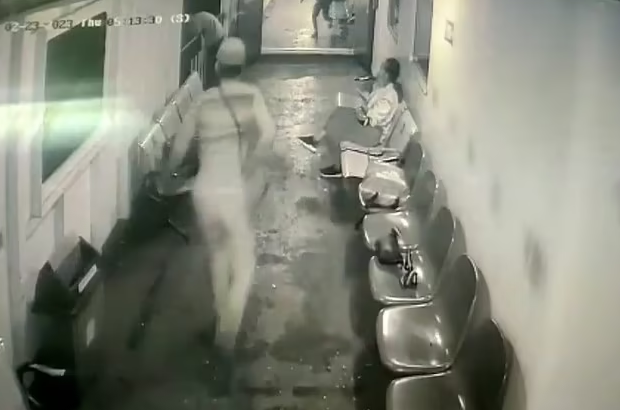 人妻被拋出渡輪,其他乘客見狀立刻上前查看。(翻自《每日郵報》)