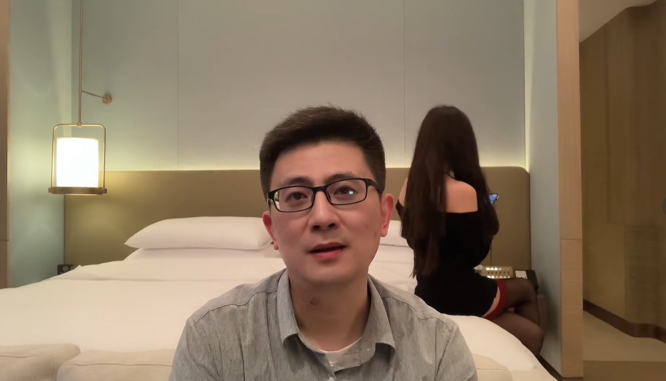 鬼故事好嚇人？背後的「正妹女鬼」更驚人。（翻自bilibili.com）