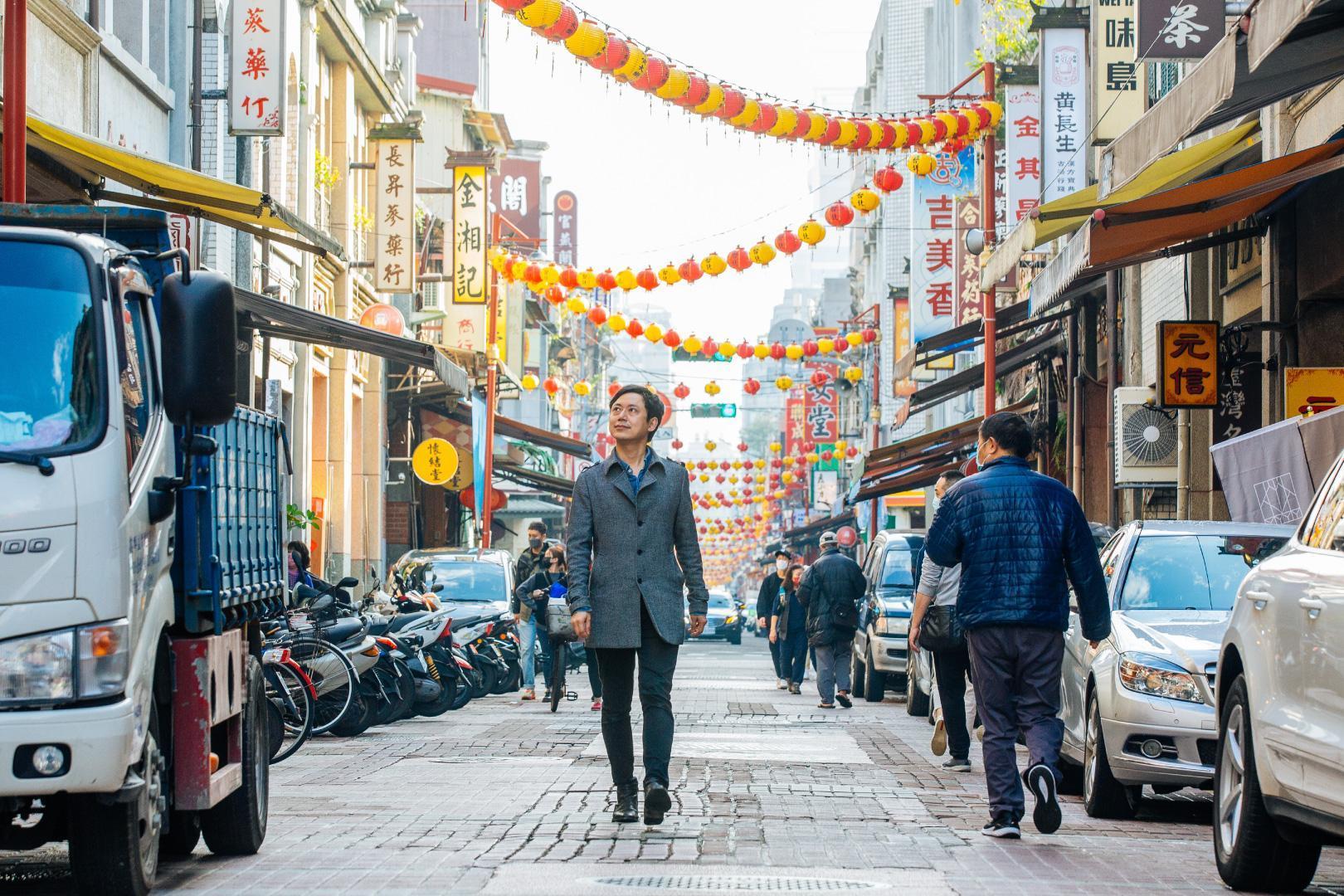 漫步在迪化街，兩側夾道的街屋，是臺灣匠師向臺北城中地區取經後，轉譯再造的產物，面街的立面是洋樓風格的表情，然而進到屋子裡頭，還保留了閩南式建築的天井中庭。（鏡好聽提供）