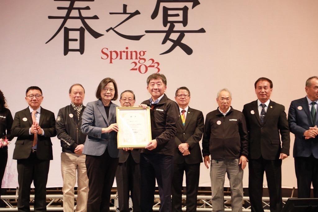陳時中擔任小英之友會榮譽總會長,總統蔡英文親自頒布。(翻攝陳時中臉書)