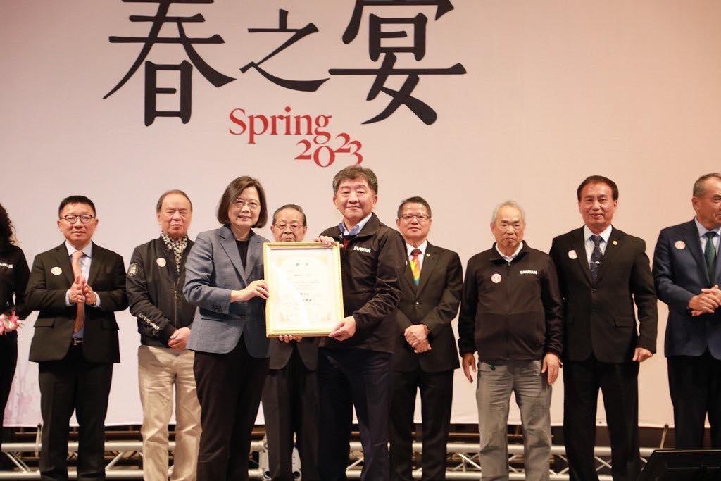 陳時中擔任小英之友會榮譽總會長，總統蔡英文親自頒布。（翻攝陳時中臉書）