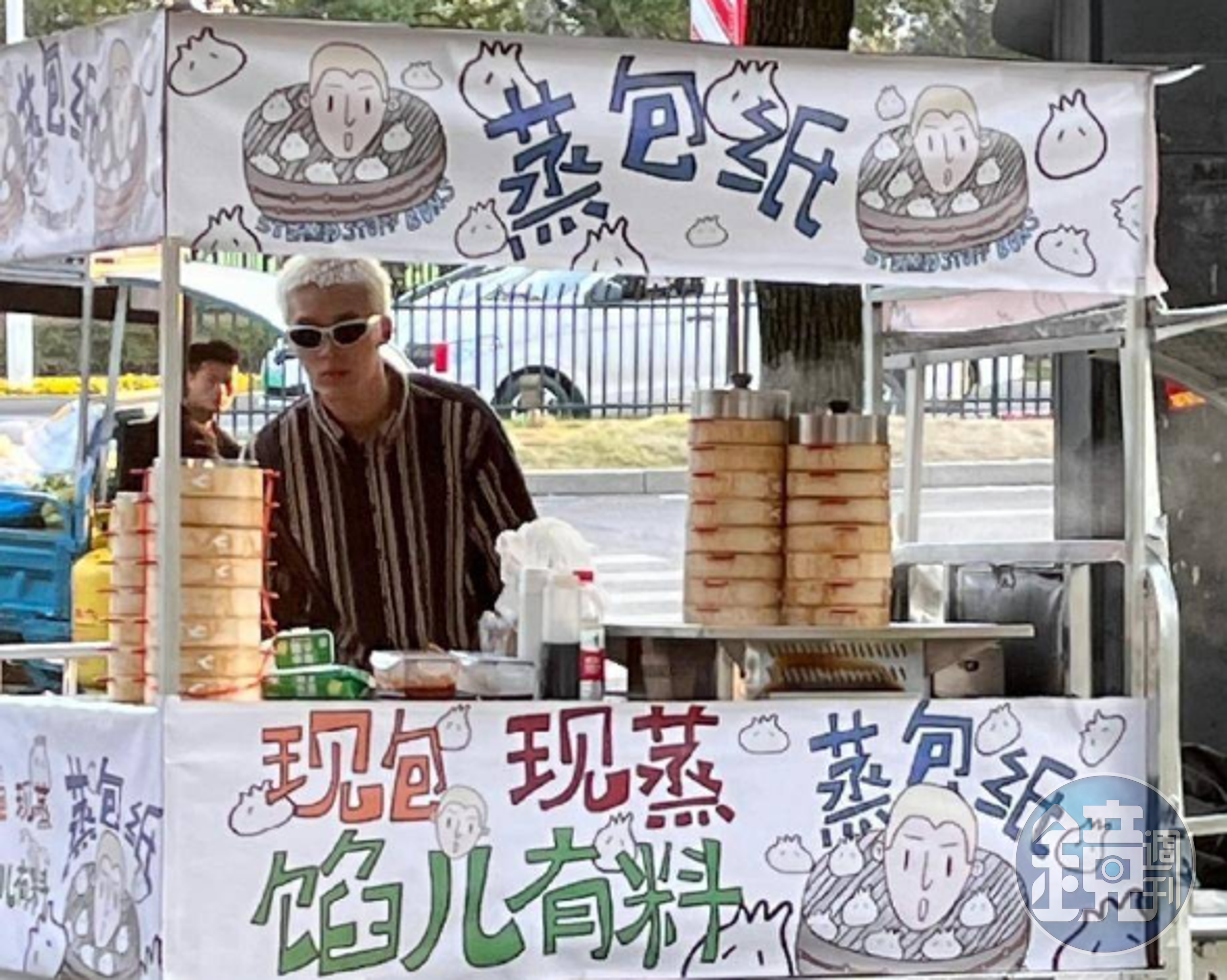 徐炳超被網友捕獲在街頭擺攤賣包子。(翻攝自搜狐娛樂)