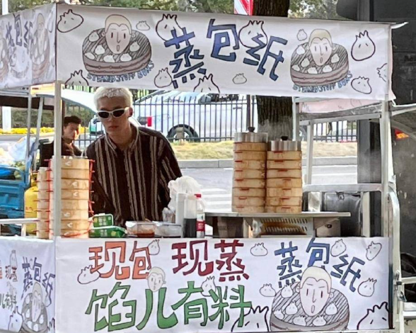 徐炳超被網友捕獲在街頭擺攤賣包子。(翻攝自搜狐娛樂)
