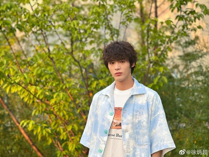 徐炳超身高188公分曾參加《風度Men's uno》型男模特大賽,拿下冠軍。(翻攝自徐炳超微博)
