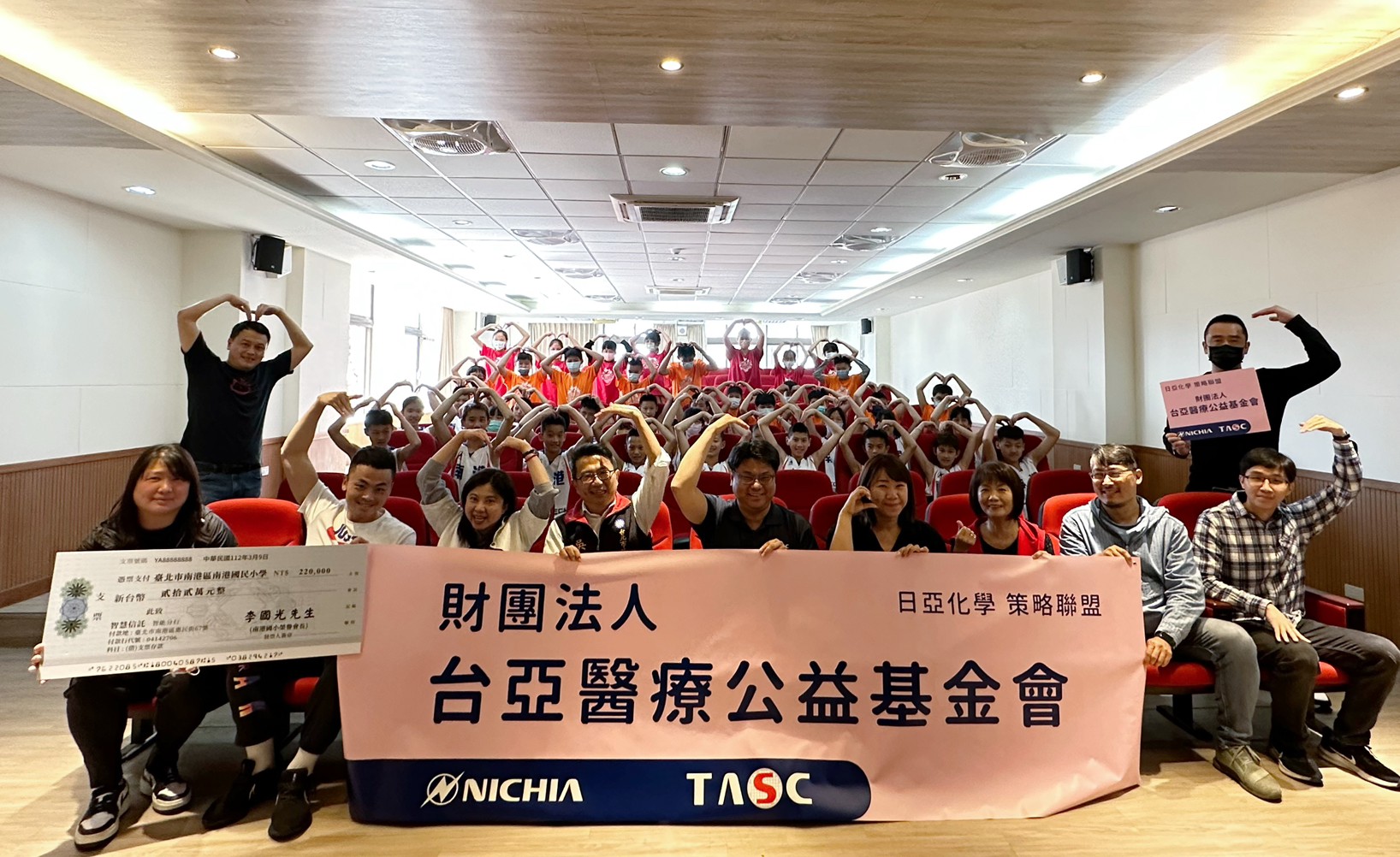 慶祝在台成立40週年，台亞半導體捐款給北市麗山國中及南港國小籃球隊，實際行動支持基層籃球教育。（台亞半導體提供）