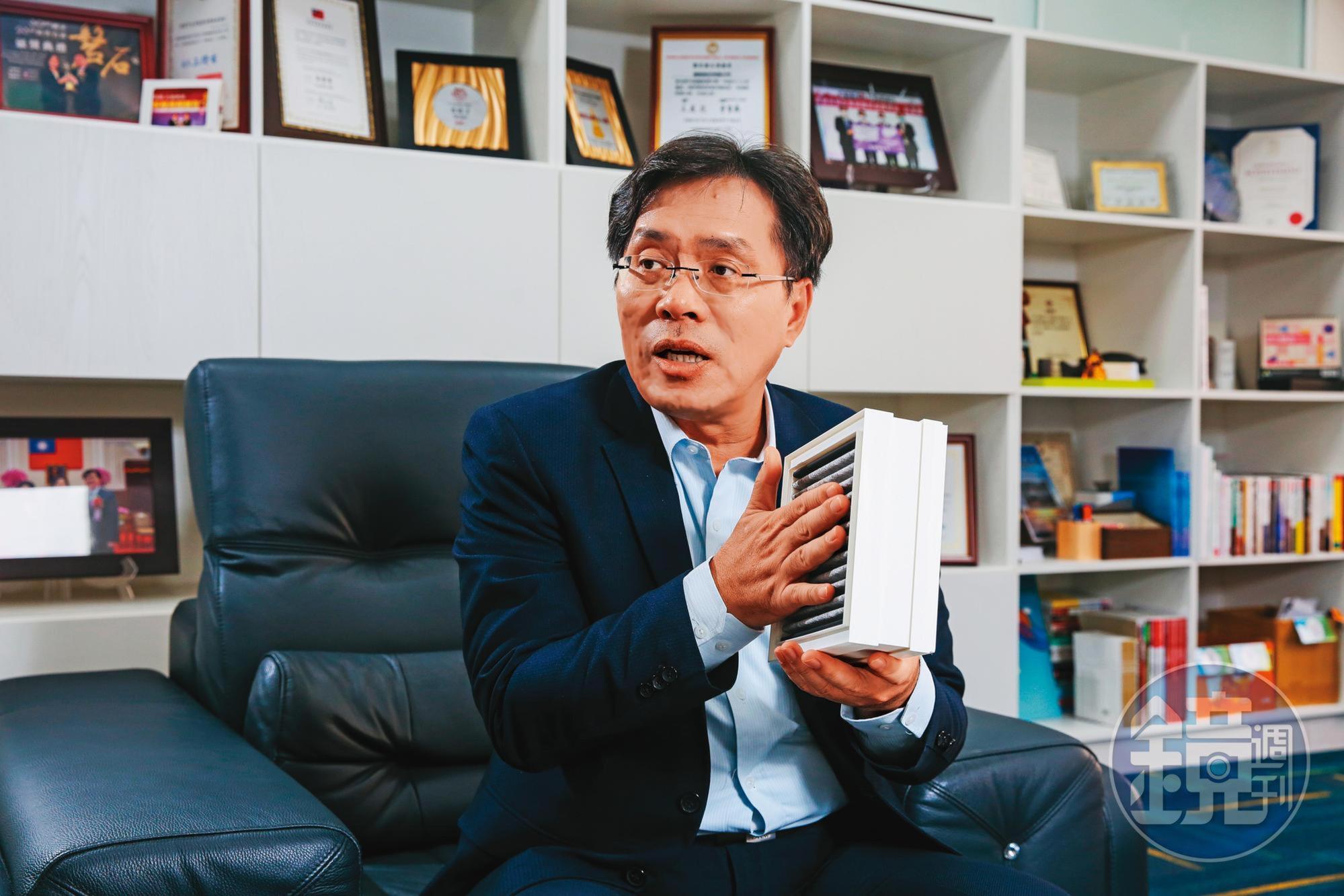 黃銘文曾是台積電負責微汙染防治的工程師,任職時看見化學濾網的使用將會是一個趨勢。