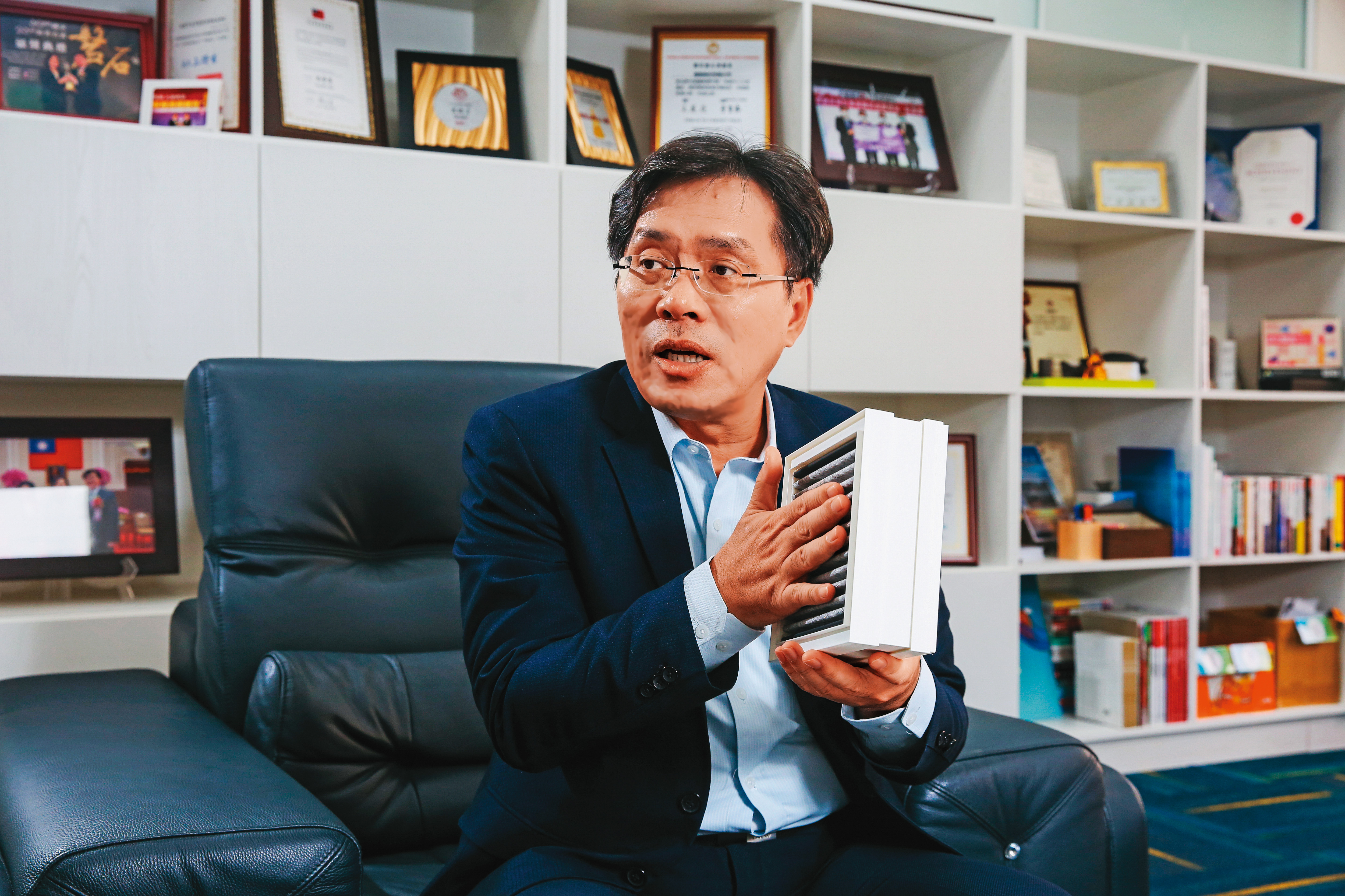黃銘文曾是台積電負責微汙染防治的工程師，任職時看見化學濾網的使用將會是一個趨勢。