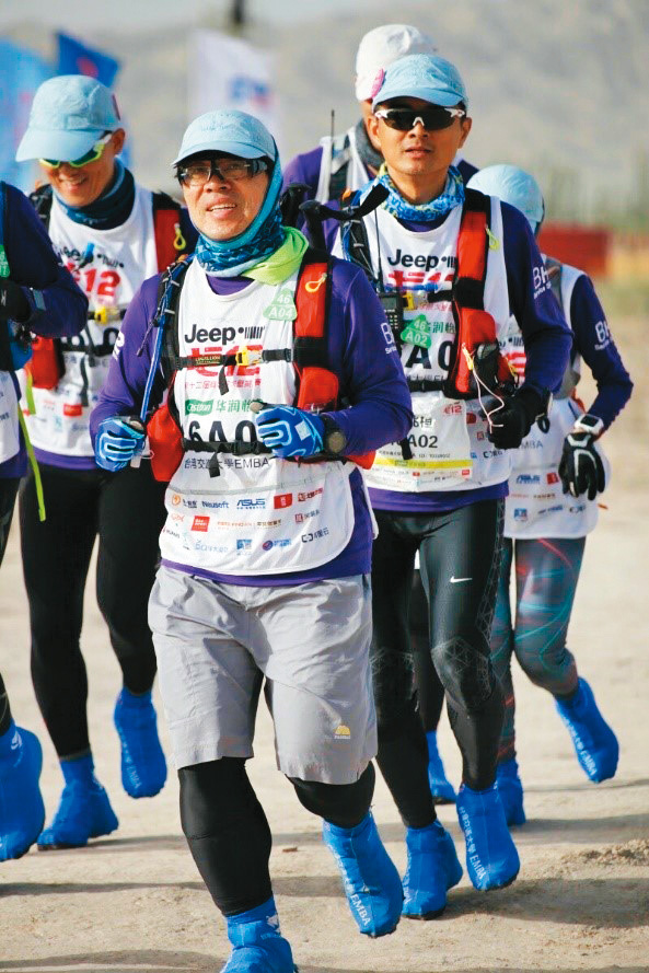 2017年黃銘文（前）挑戰120公里的戈壁路跑，他感覺像是重溫一次創業的艱辛。（黃銘文提供）
