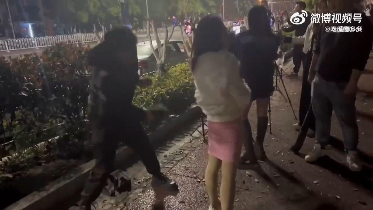 中國凌晨街頭站滿直播網紅,整條街「啪啪啪」群魔亂舞。(翻自微博)