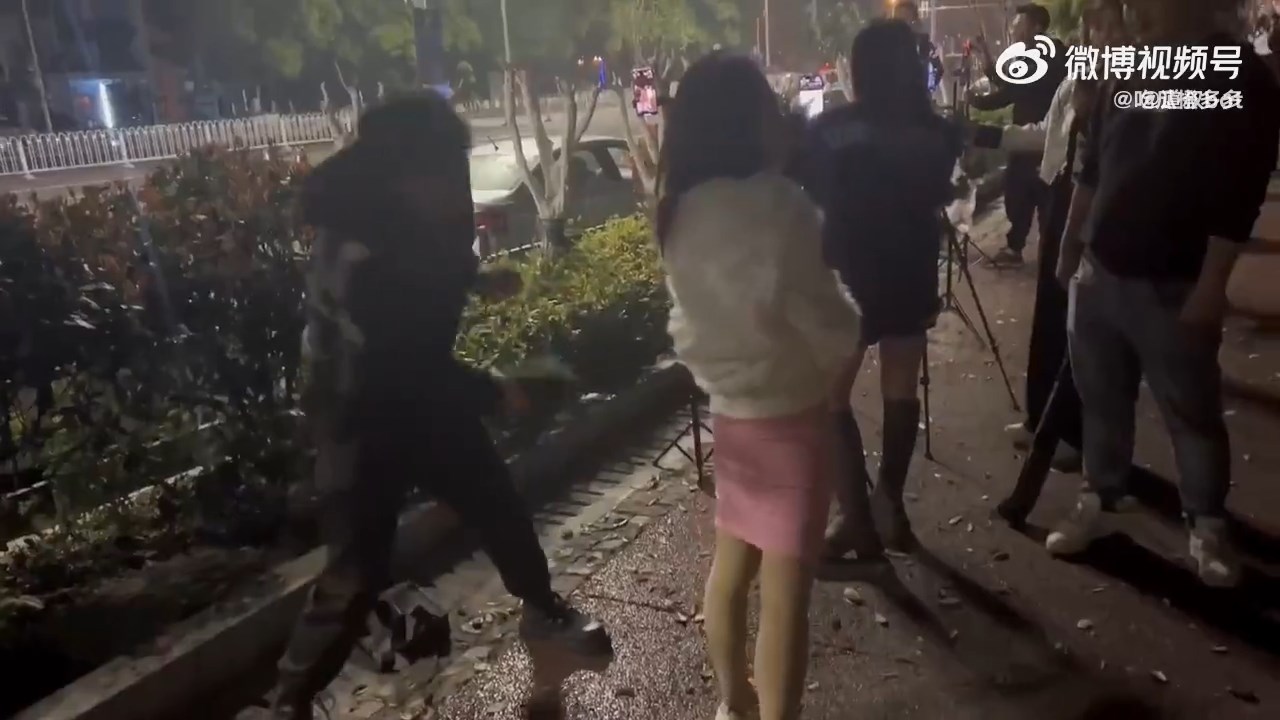 中國凌晨街頭站滿直播網紅，整條街「啪啪啪」群魔亂舞。（翻自微博）