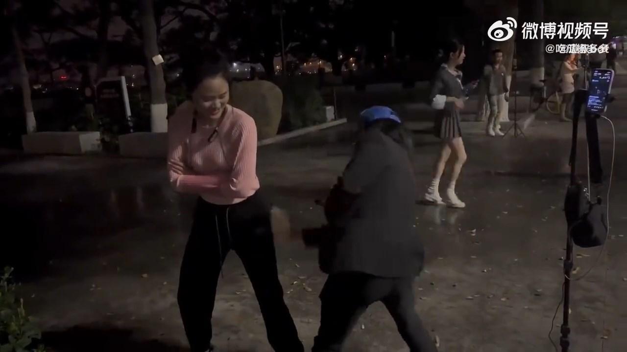 中國年輕人的直播內容,讓人難以理解。(翻自微博)