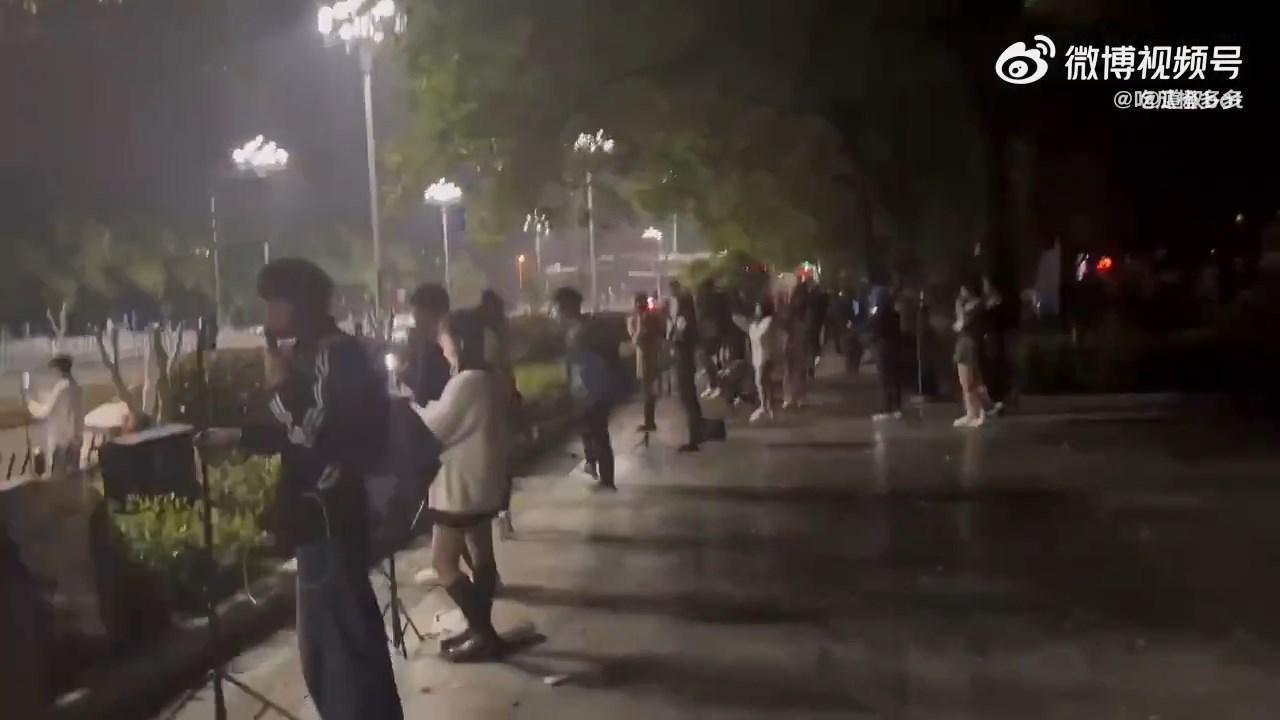 整條道路站滿直播網紅。(翻自微博)