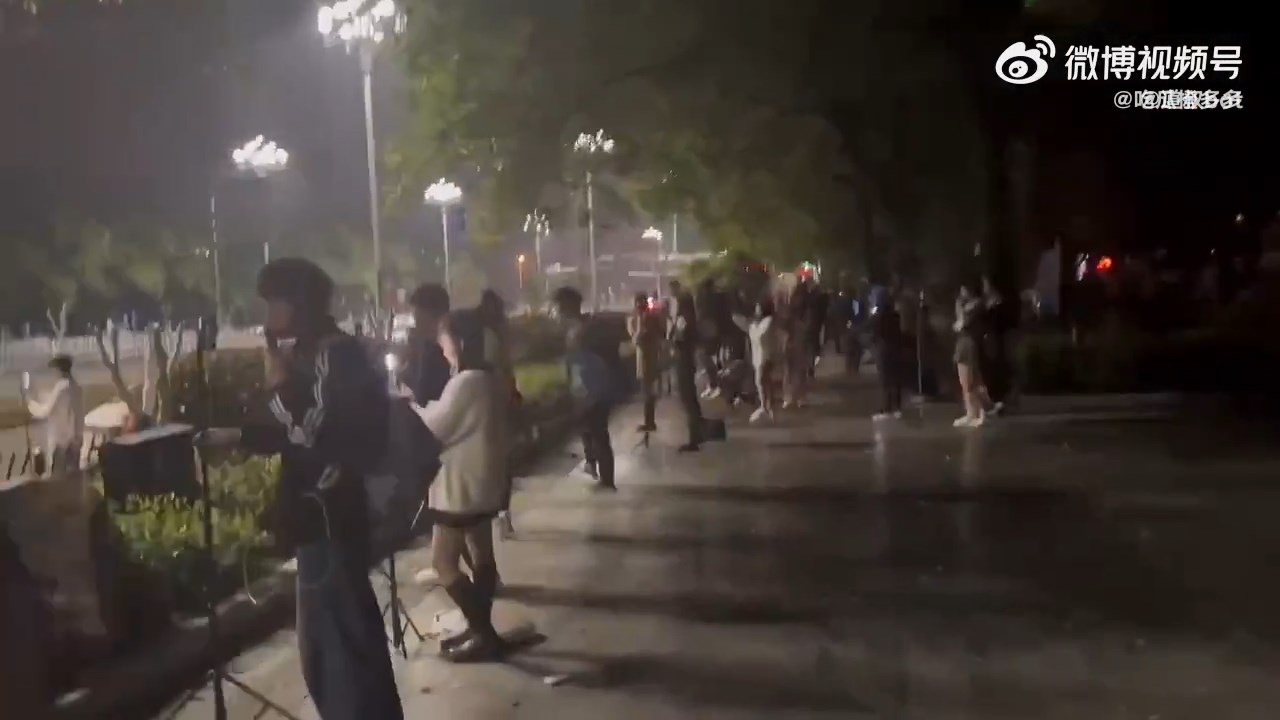 整條道路站滿直播網紅。(翻自微博)