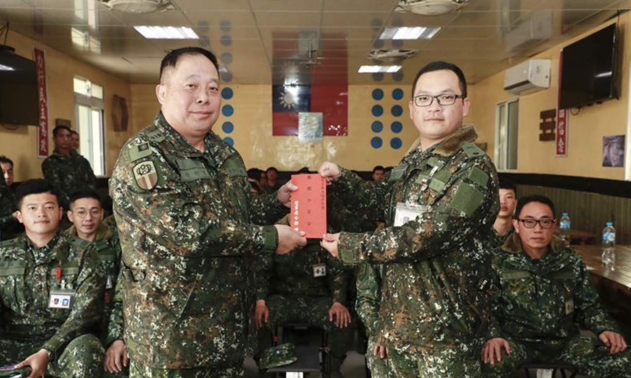 陸軍司令徐衍璞上將昨(8日)前往馬祖慰問官兵,同時頒發加菜金,肯定每位官兵的貢獻。(陸軍司令部提供)
