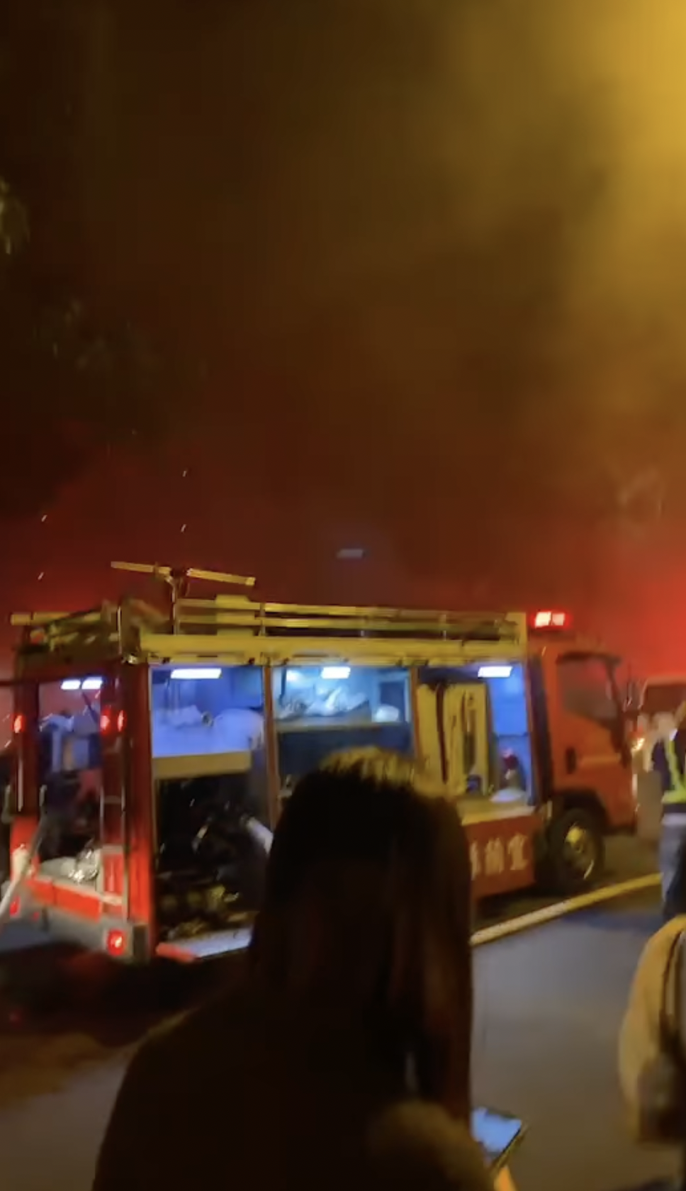 宜蘭礁溪老爺酒店今晚間傳出火警,大批警消到場。(翻攝自爆料公社)