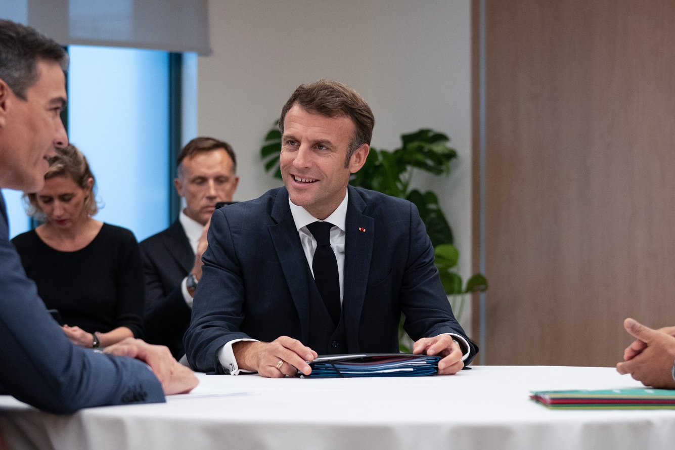 法國總統馬克宏推動年改，其中包括要將法定退休年齡上調至64歲。（翻攝自Emmanuel Macron臉書）