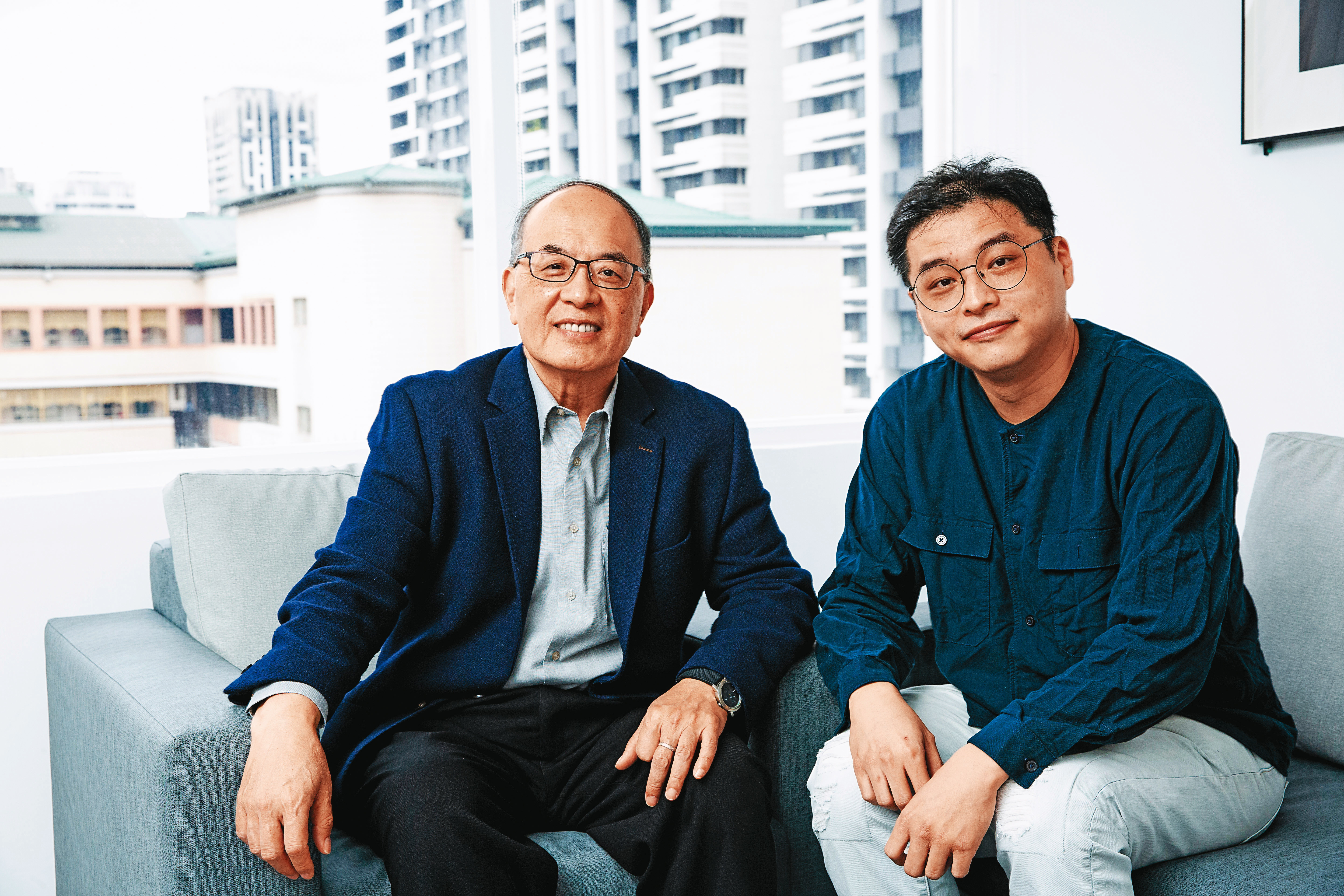簡嘉誠(右)在創作3本漫畫的過程中,影視聽中心充分給予創作空間並提供資料協助。左為影視聽中心董事長藍祖蔚。