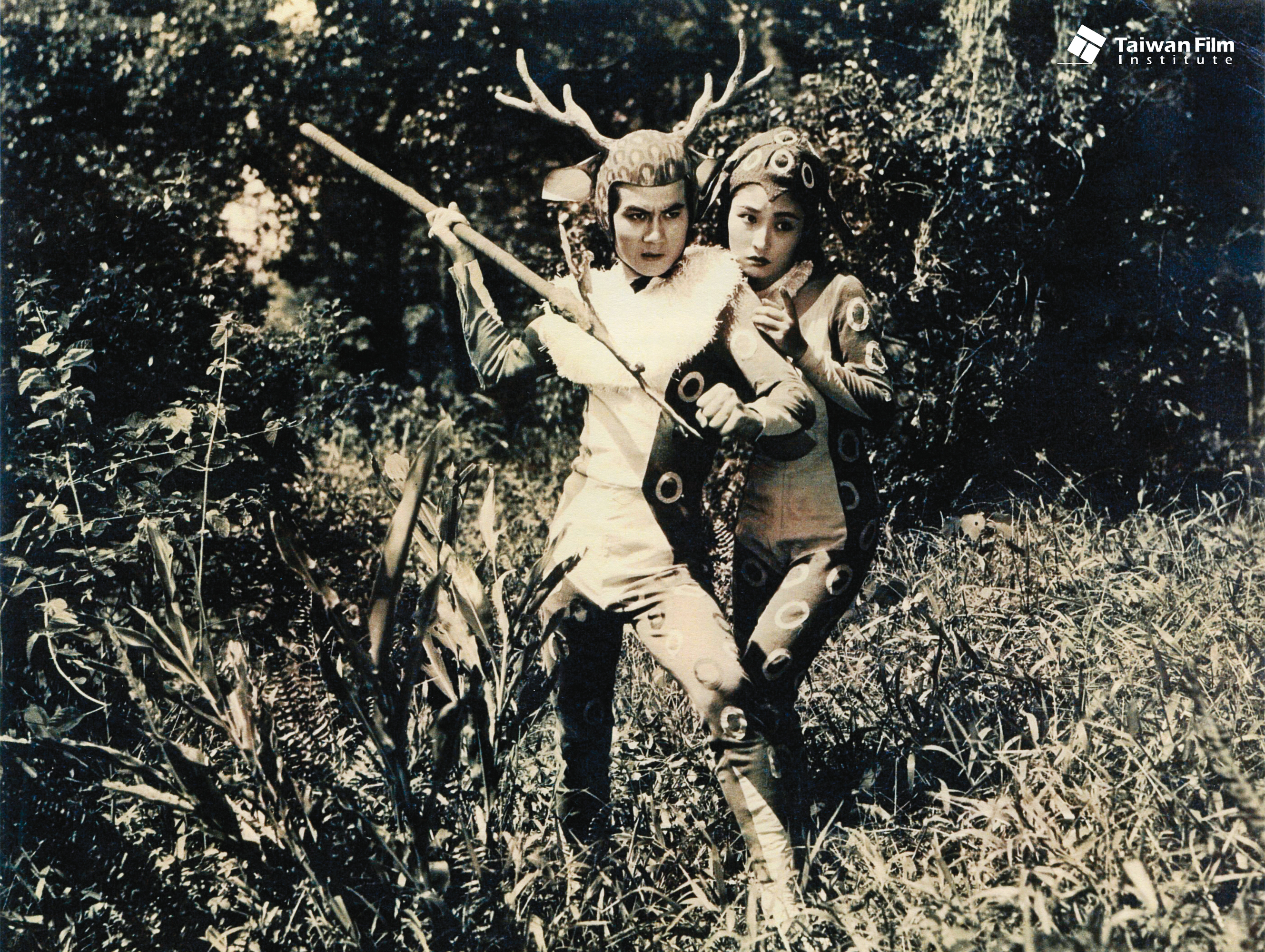 1961年電影《大俠梅花鹿》,是台灣影史空前的「天然景、禽獸裝台語童話片」。女主角白虹(右)當年紅極一時,是《女伶回憶錄》主角的參考原型之一。(影視聽中心提供)