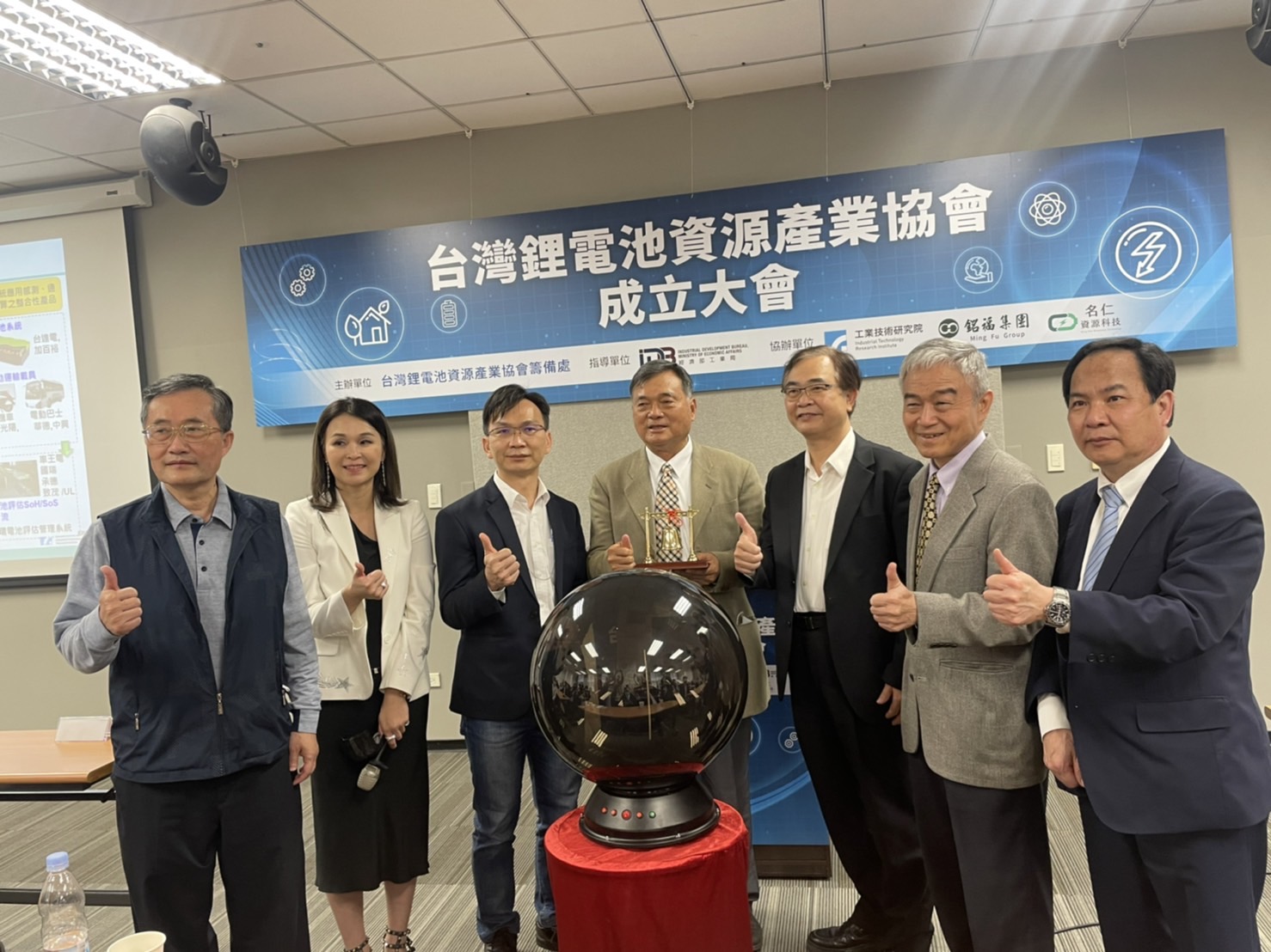 「台灣鋰電池資源產業協會」在銘福集團總裁陳福松（左四）登高一呼下10日成立，首任理事長由銘福旗下名仁資源副董事長陳奕潔（左二）擔任。（工研院提供）