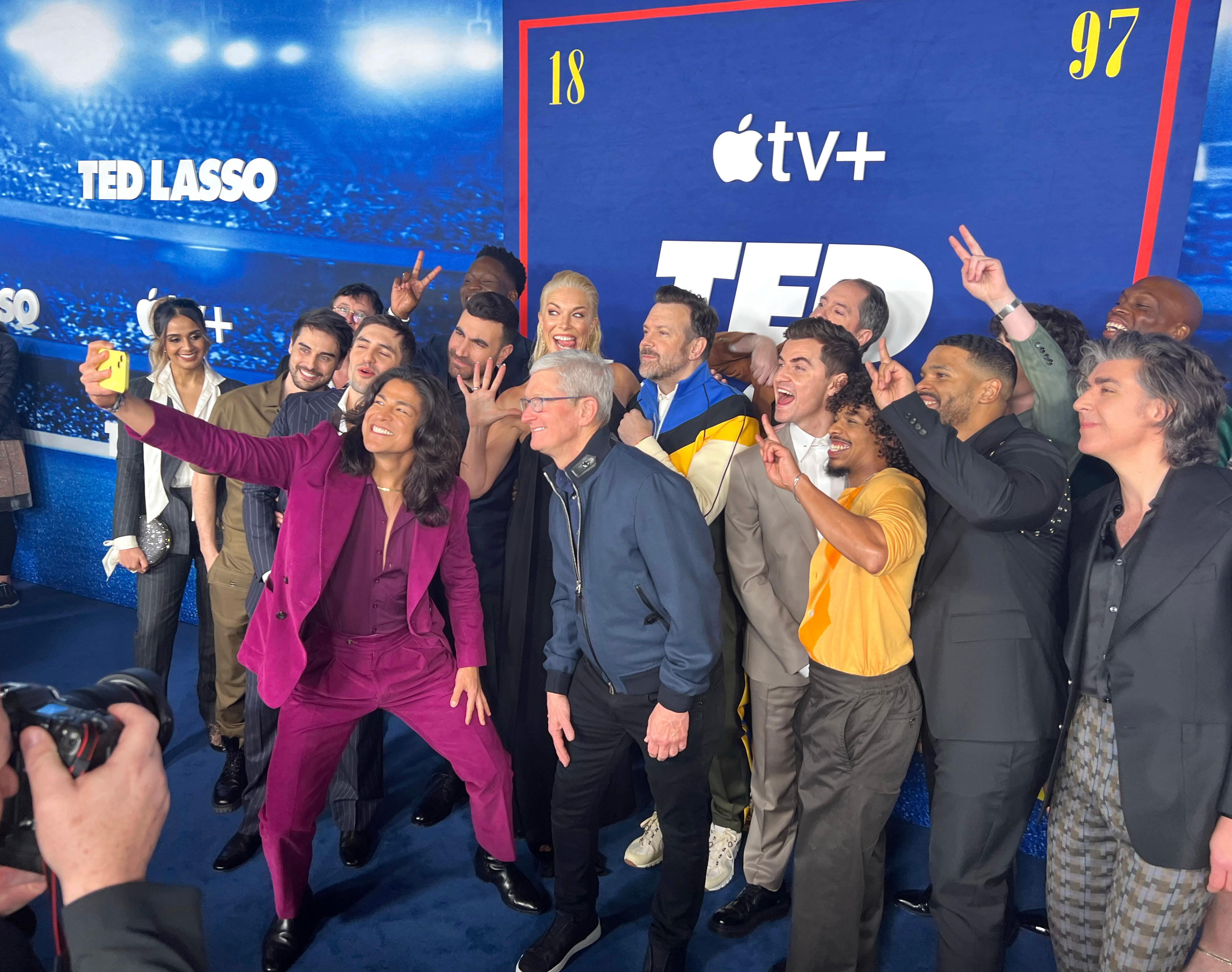 蘋果執行長庫克（前排中），出席《泰德拉索：錯棚教練趣事多》第3季首映，跟群星一起自拍合照。（Apple TV+）