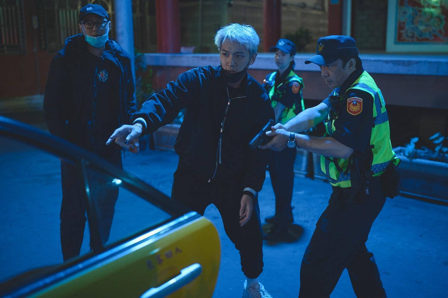導演柯震東(左二)邀請黃信堯(右一)客串演出《黑的教育》。(禾豐九路提供)