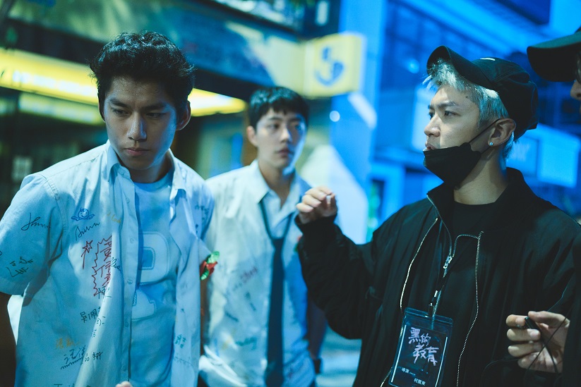柯震東（右起）在拍片現場與演員蔡凡熙、朱軒洋溝通。（禾豐九路提供）