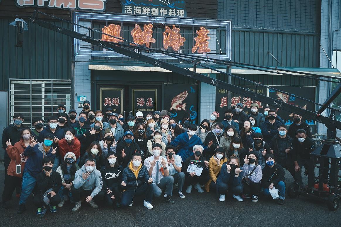 《黑的教育》劇組在片中重要場景之一的海產店前大合照。(禾豐九路提供)