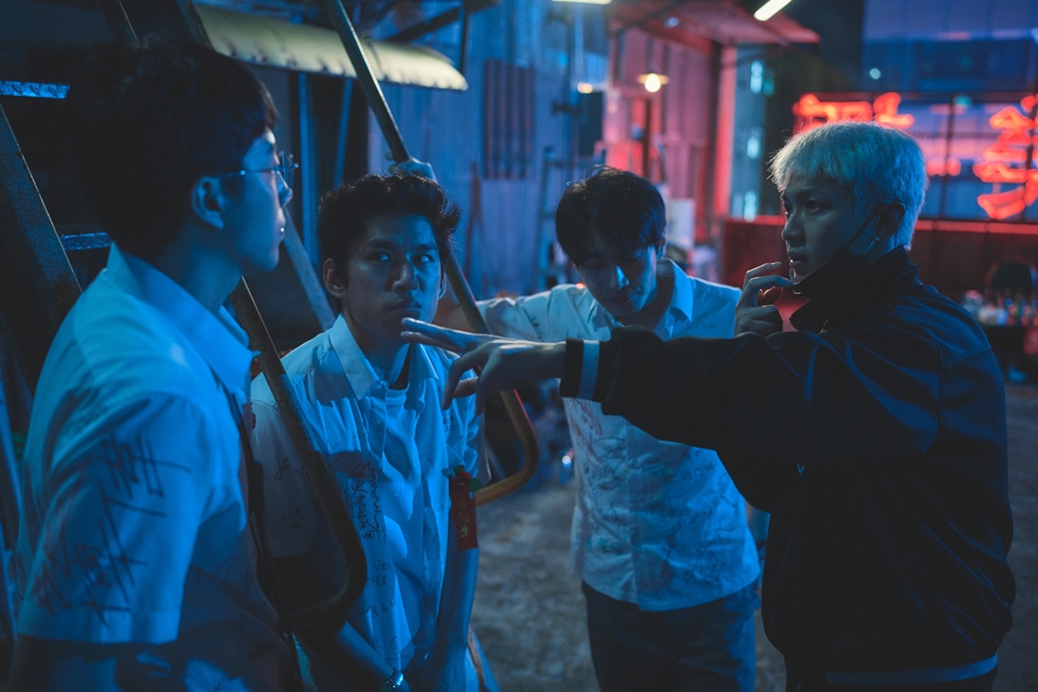 《黑的教育》導演柯震東（右起）常和宋柏緯、朱軒洋、蔡凡熙講戲交流。（禾豐九路提供）