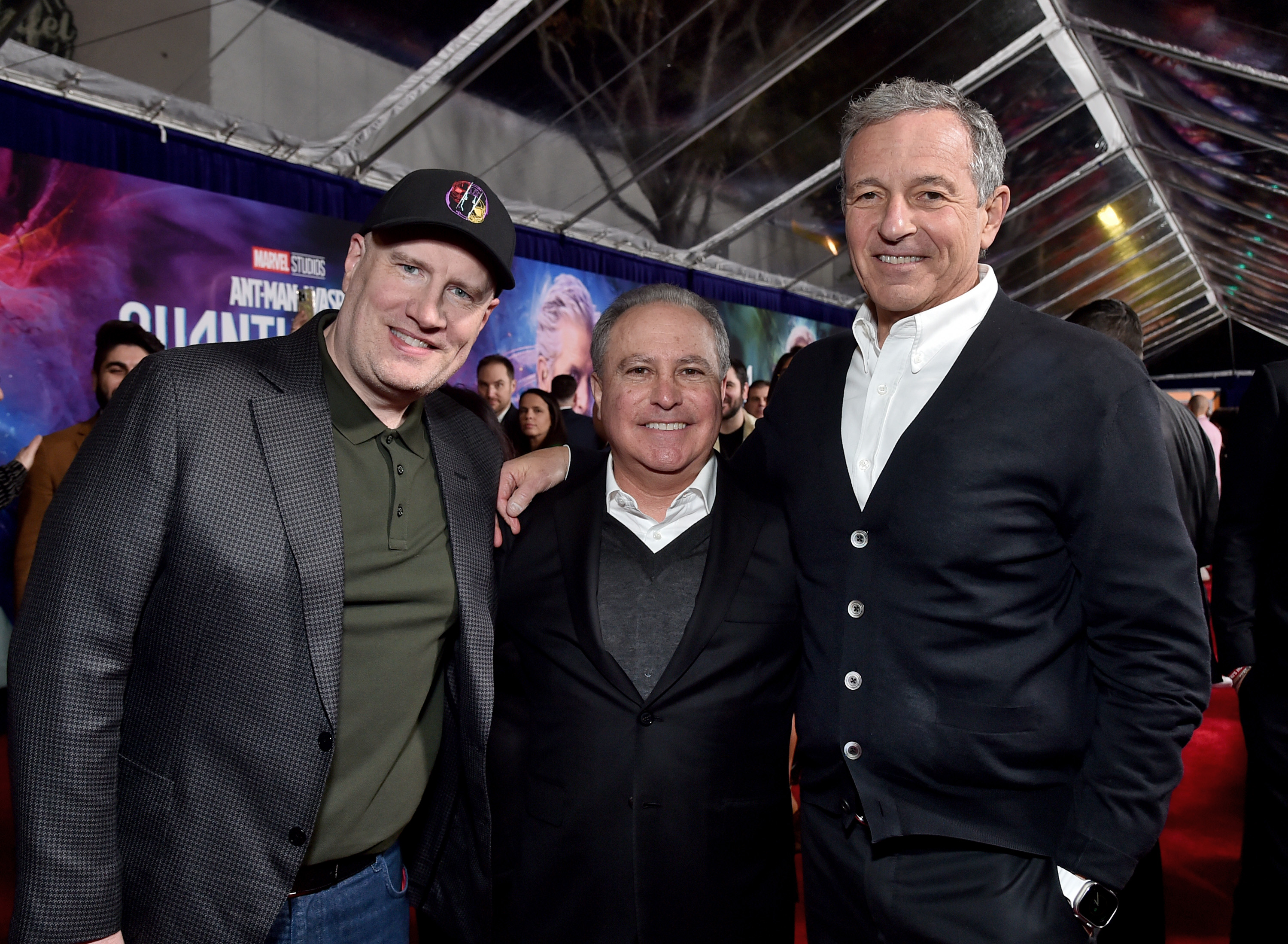 漫威總裁凱文費奇（左起）、迪士尼影業內容主席艾倫伯格曼、迪士尼執行長的羅伯特艾格，於《蟻人與黃蜂女：量子狂熱》首映上合影。（漫威影業提供）