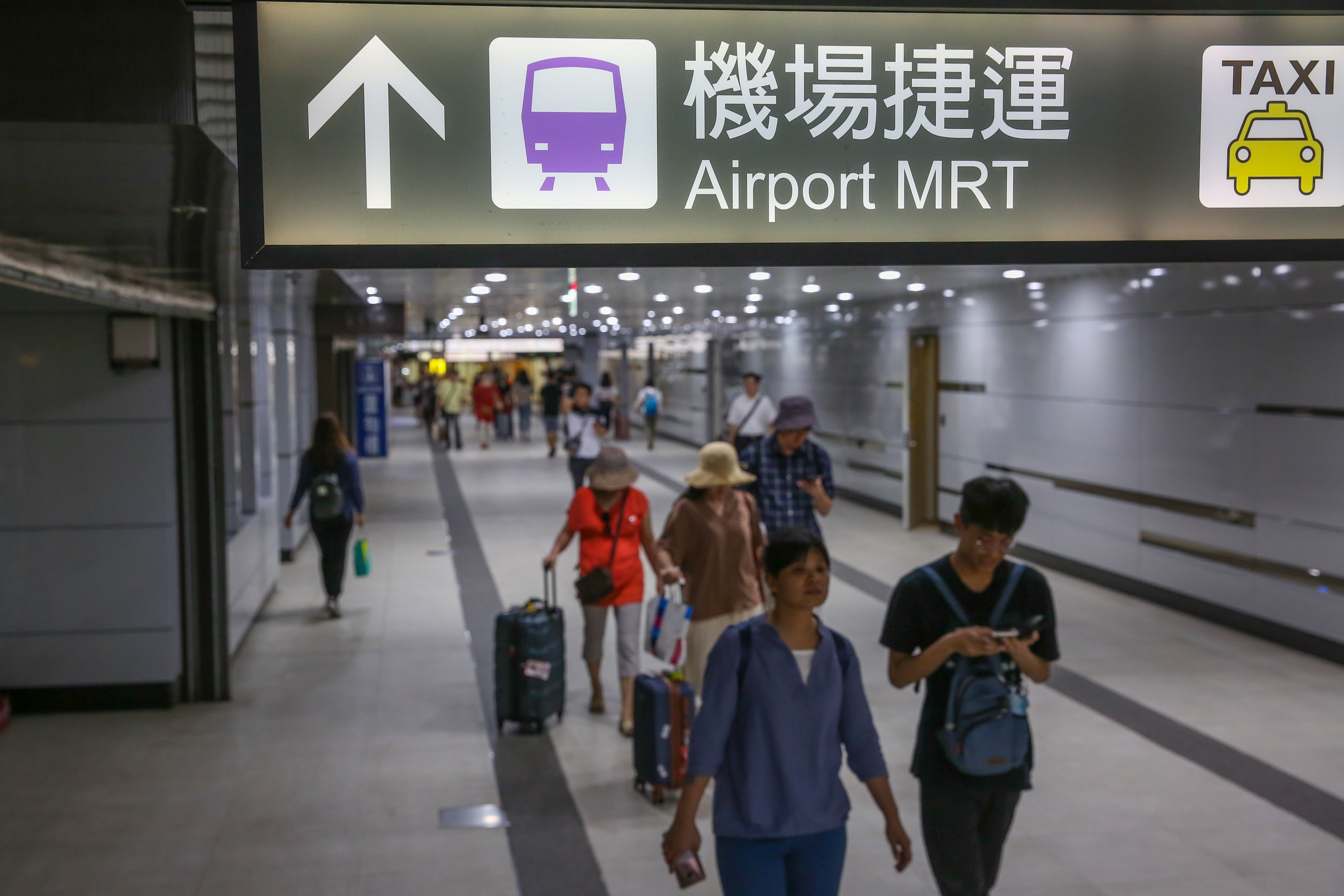 有民眾揚言在機捷台北站A1站放置3顆炸彈；機捷示意圖，非當事人。（本刊資料照）