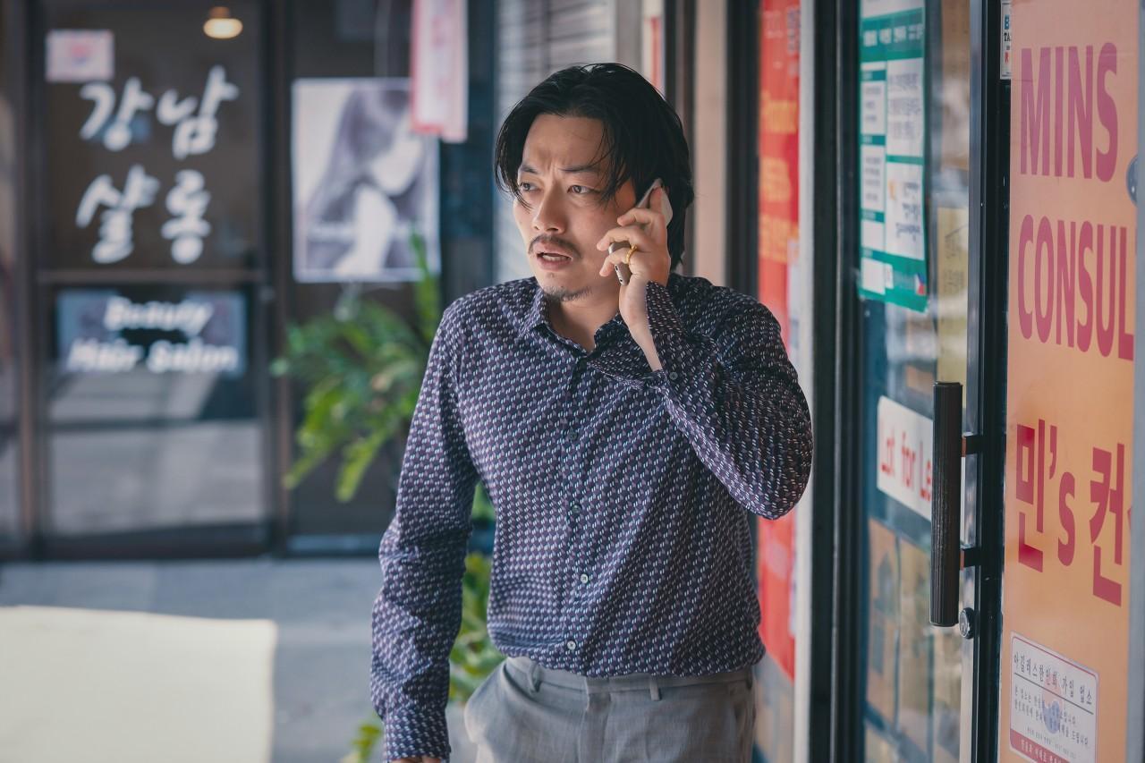 李東輝在《地下菁英》中飾演崔岷植小弟,但卻背叛他投靠他人。(Disney+提供)